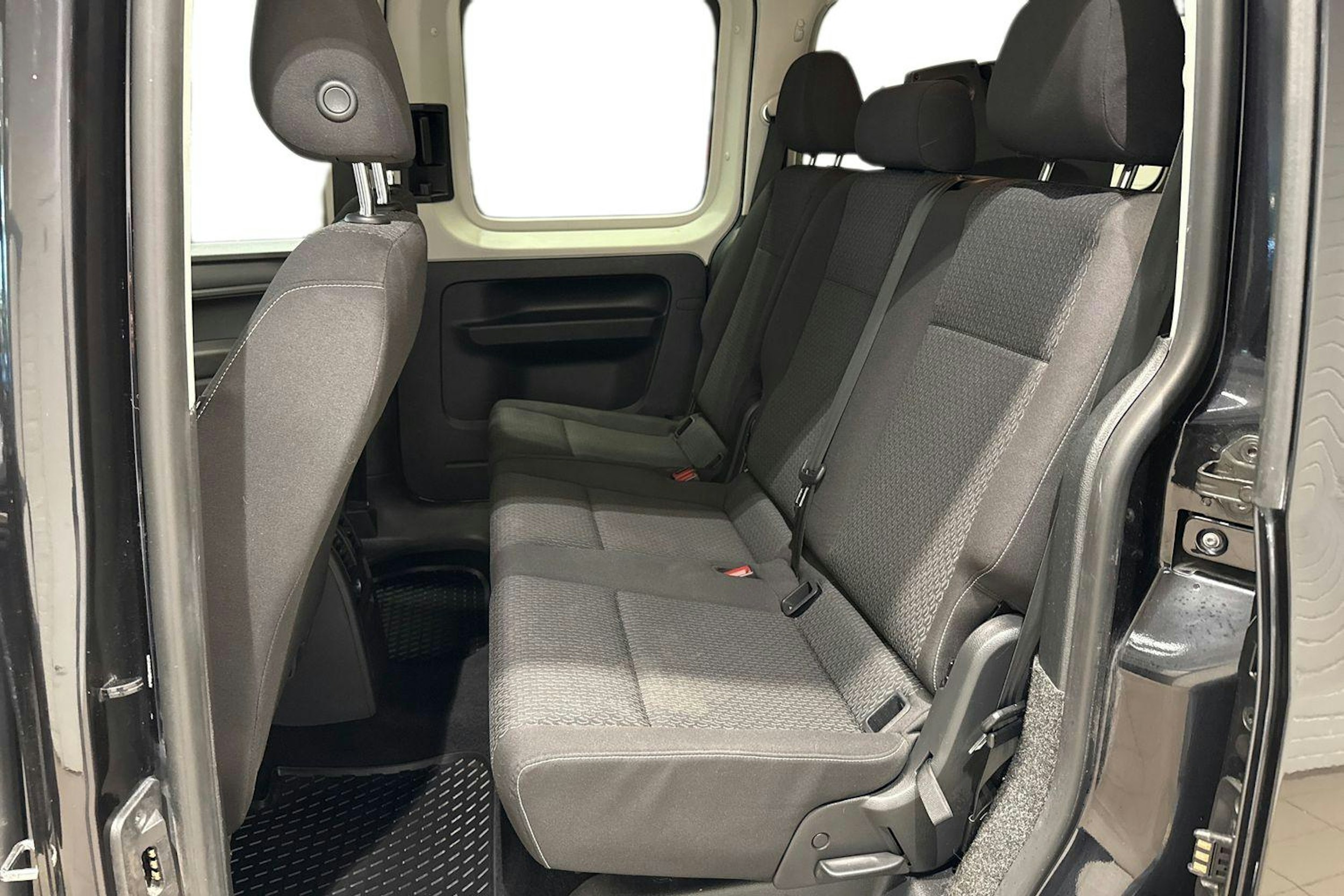 Musta Volkswagen Caddy Maxi 2019 kuva 11.