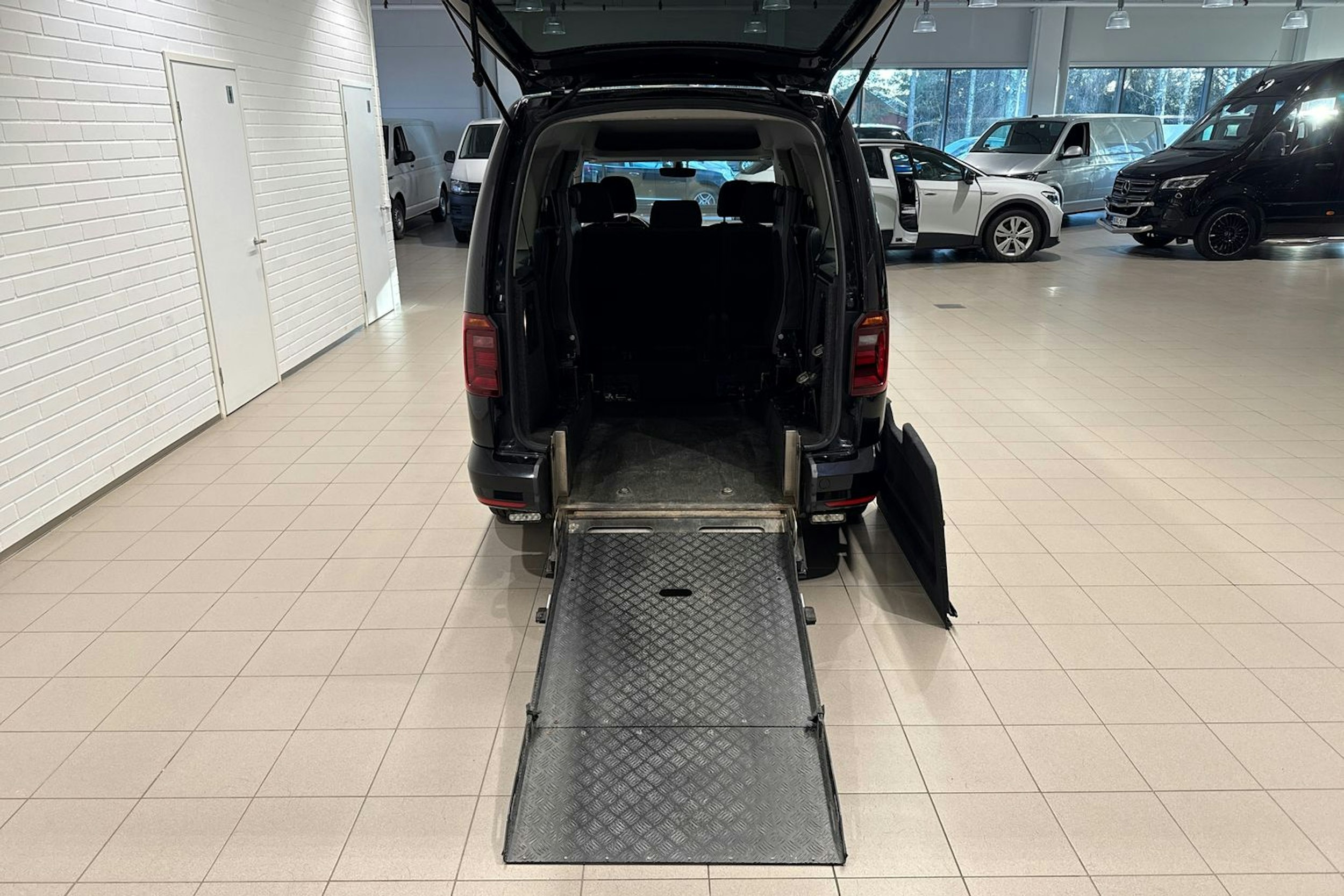 Musta Volkswagen Caddy Maxi 2019 kuva 13.