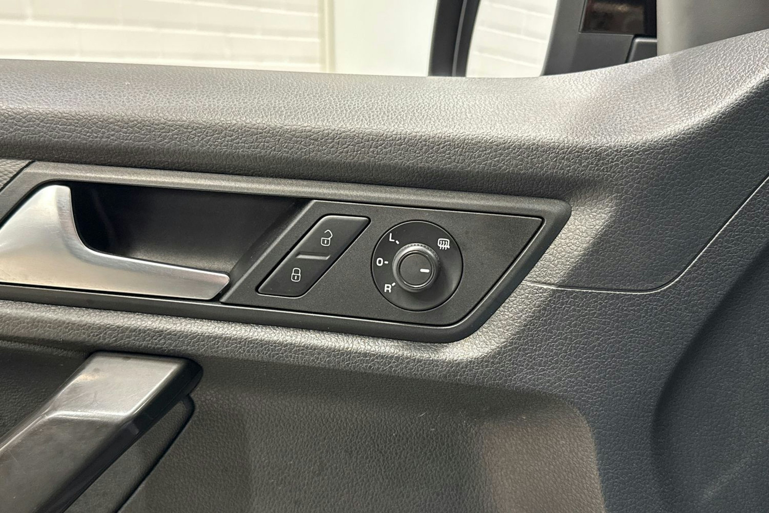 Musta Volkswagen Caddy Maxi 2019 kuva 24.