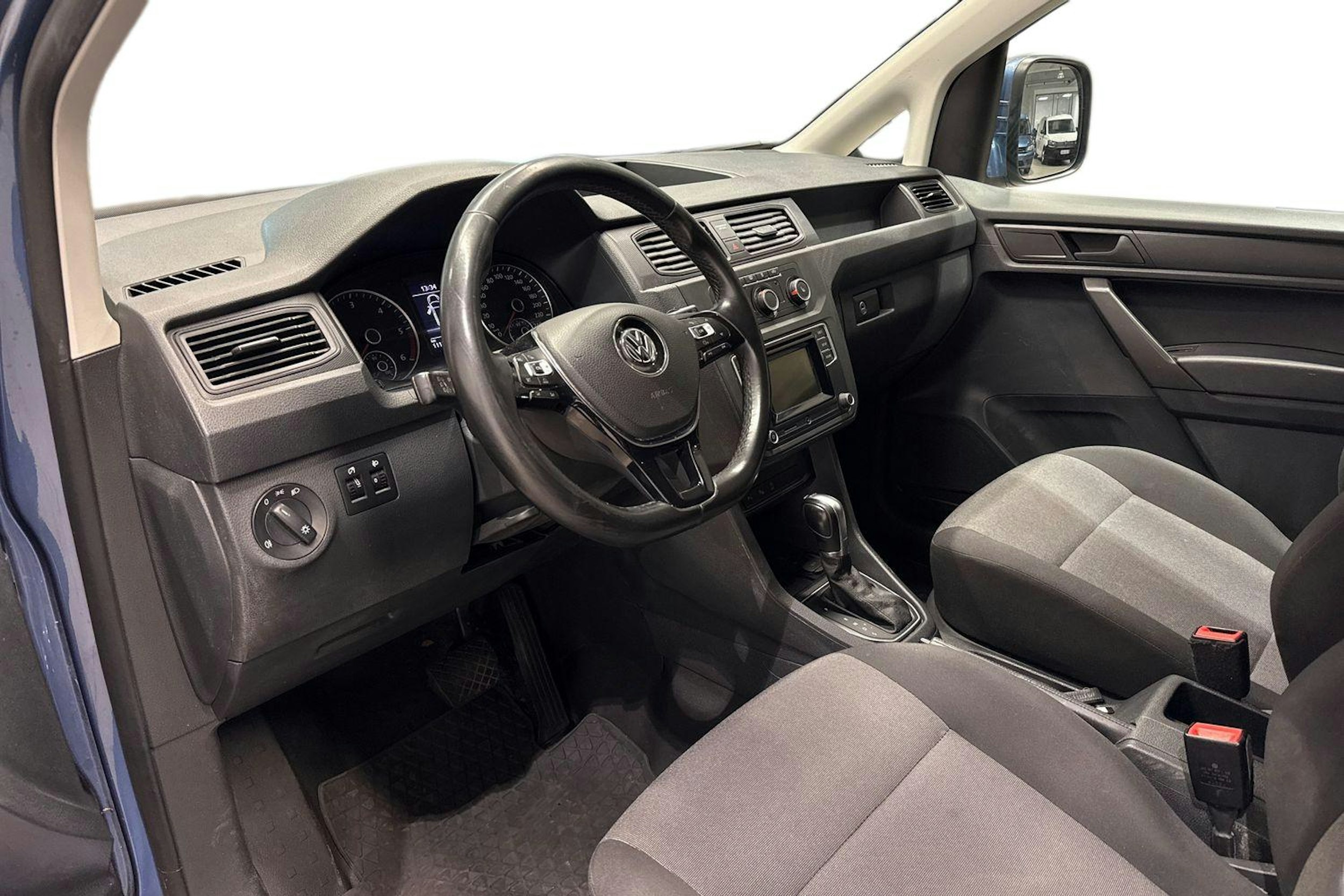 Sininen Volkswagen Caddy Maxi 2019 kuva 7.
