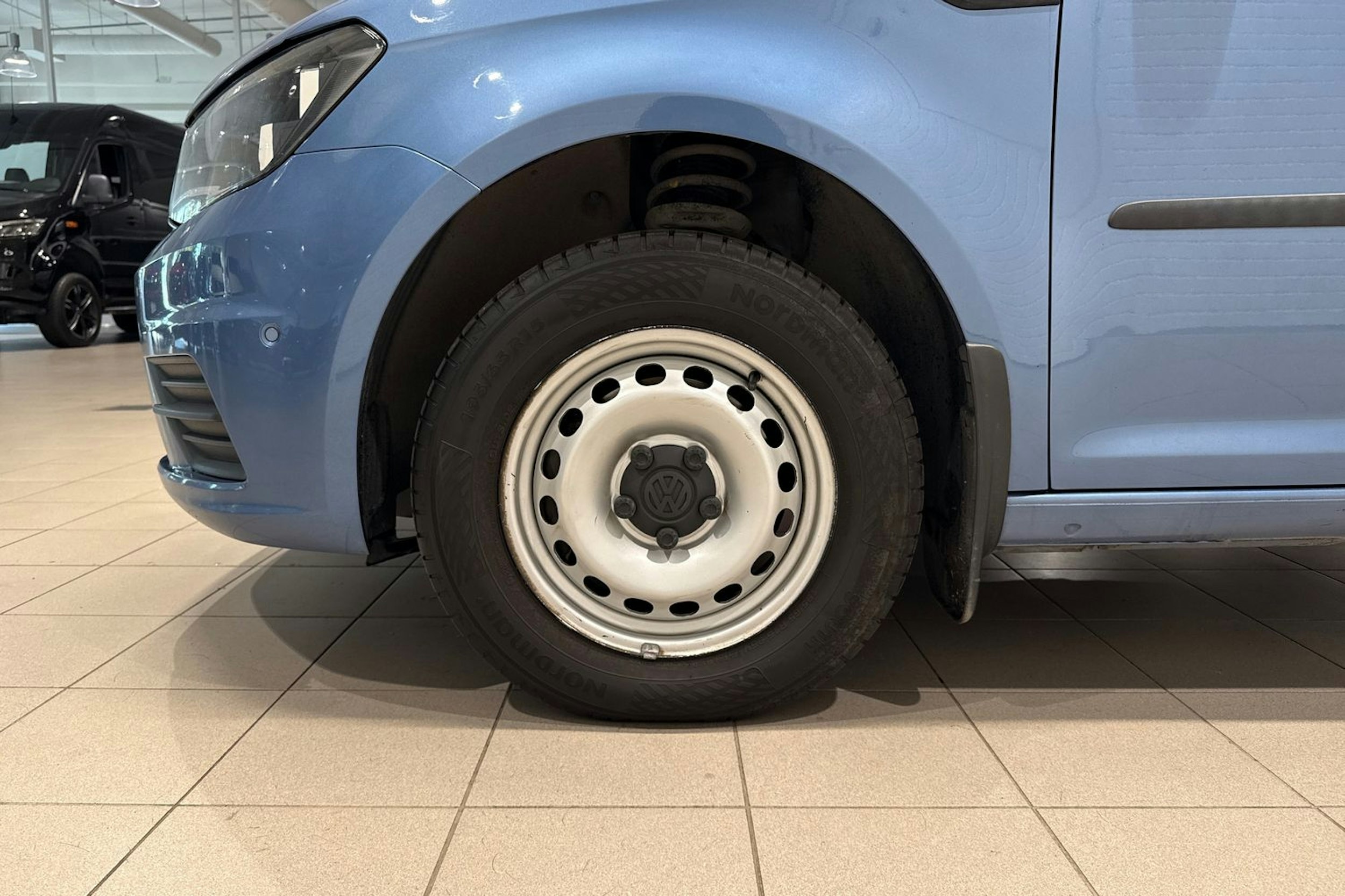 Sininen Volkswagen Caddy Maxi 2019 kuva 11.