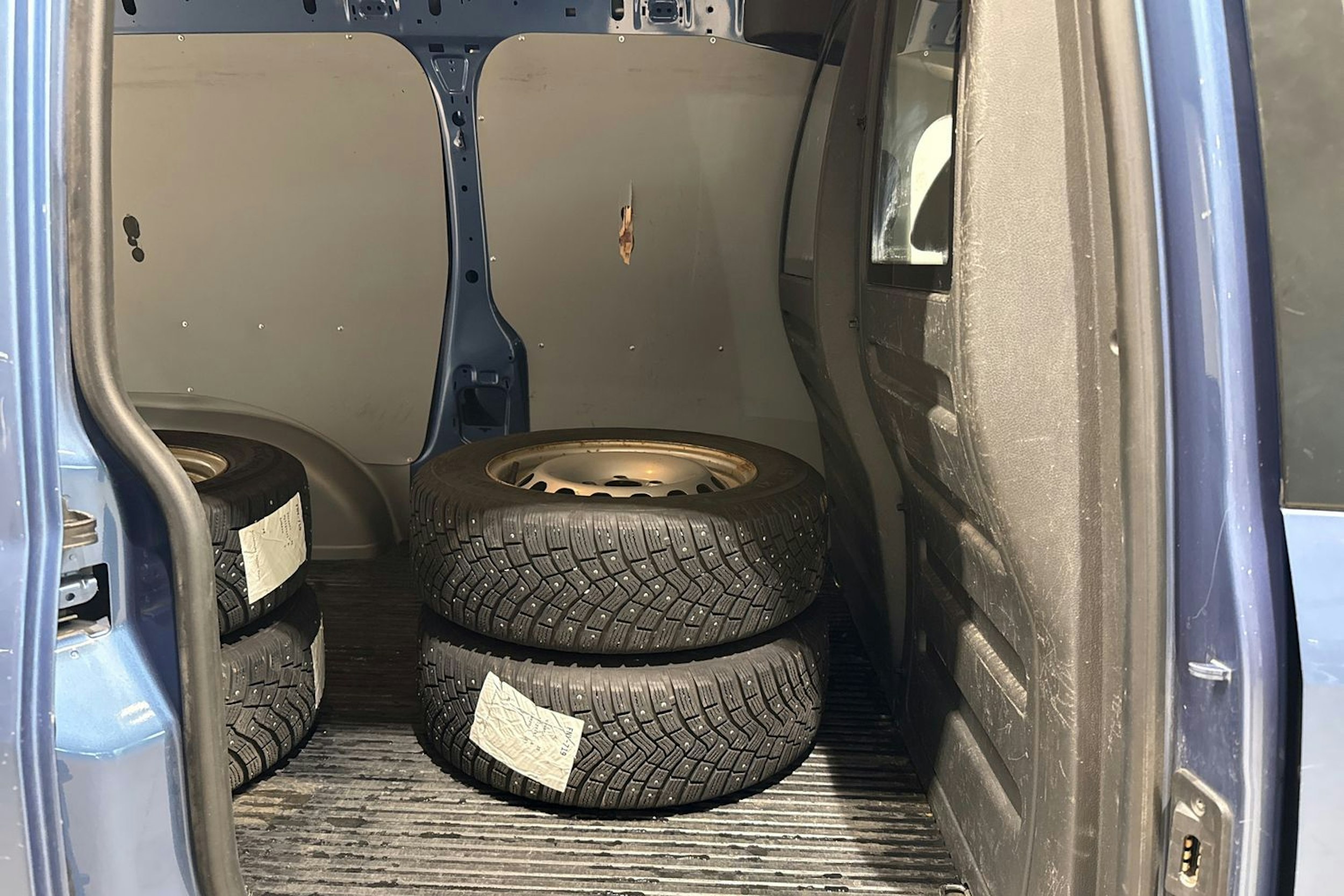 Sininen Volkswagen Caddy Maxi 2019 kuva 14.