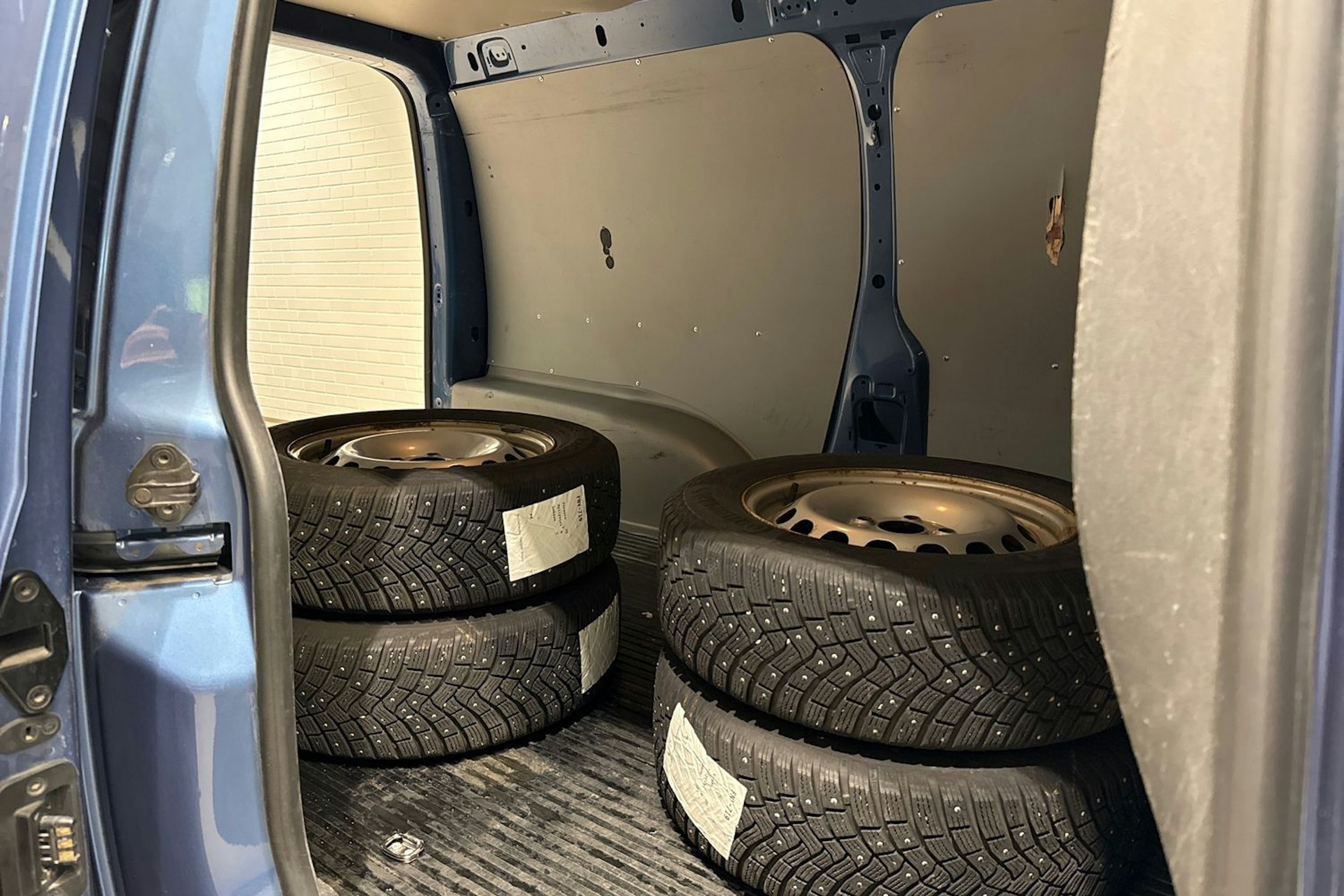 Sininen Volkswagen Caddy Maxi 2019 kuva 15.