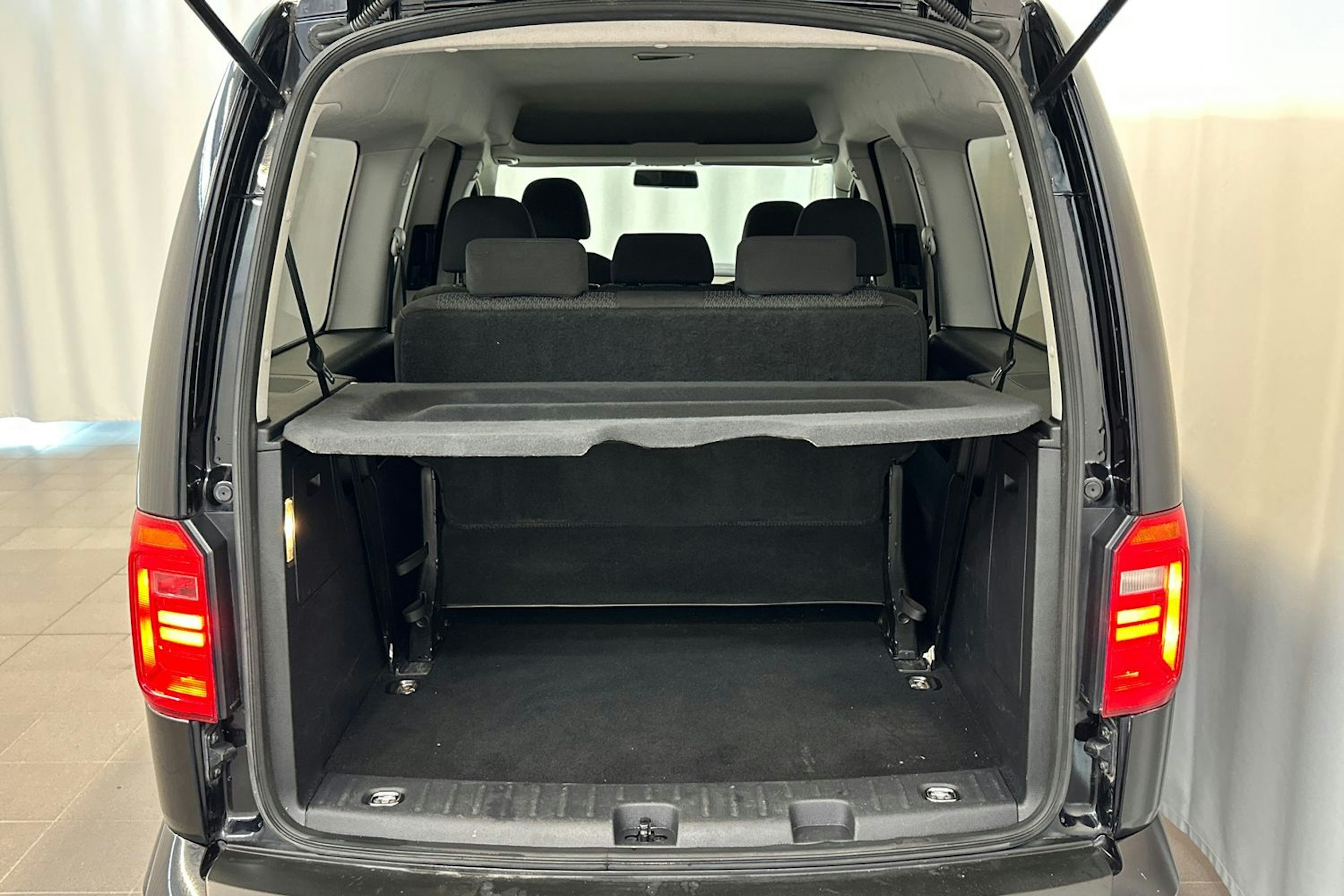 musta Volkswagen Caddy Maxi 2019 kuva 15.