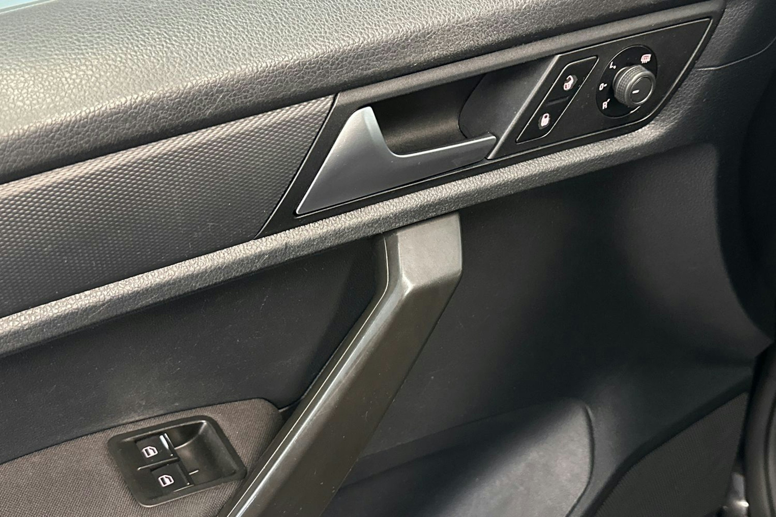 musta Volkswagen Caddy Maxi 2019 kuva 17.