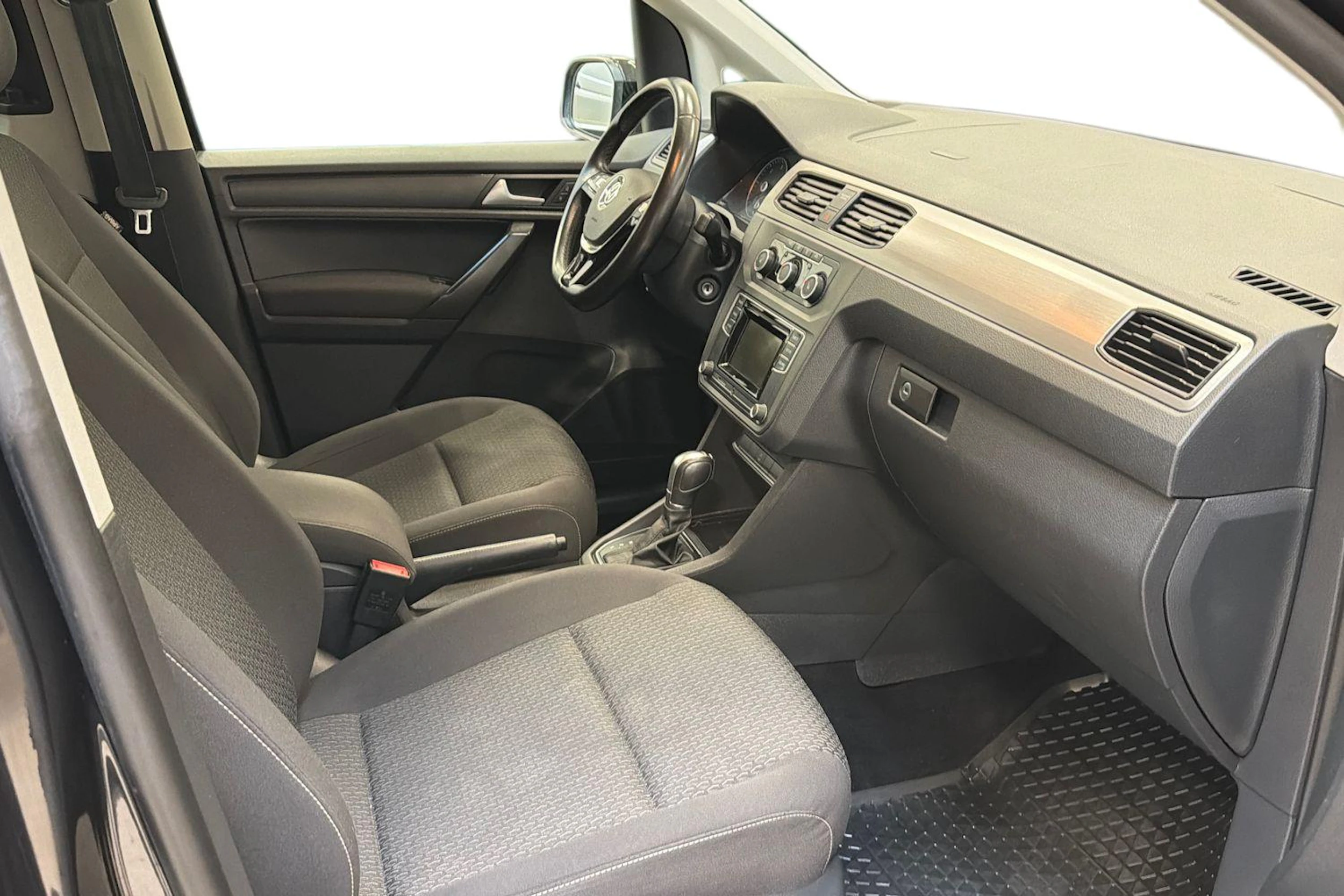 musta Volkswagen Caddy Maxi 2019 kuva 11.