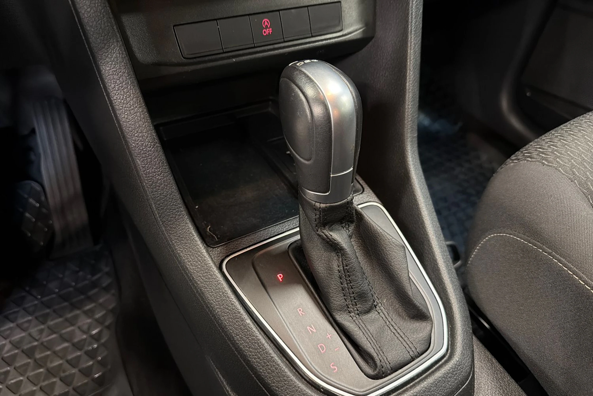 musta Volkswagen Caddy Maxi 2019 kuva 20.