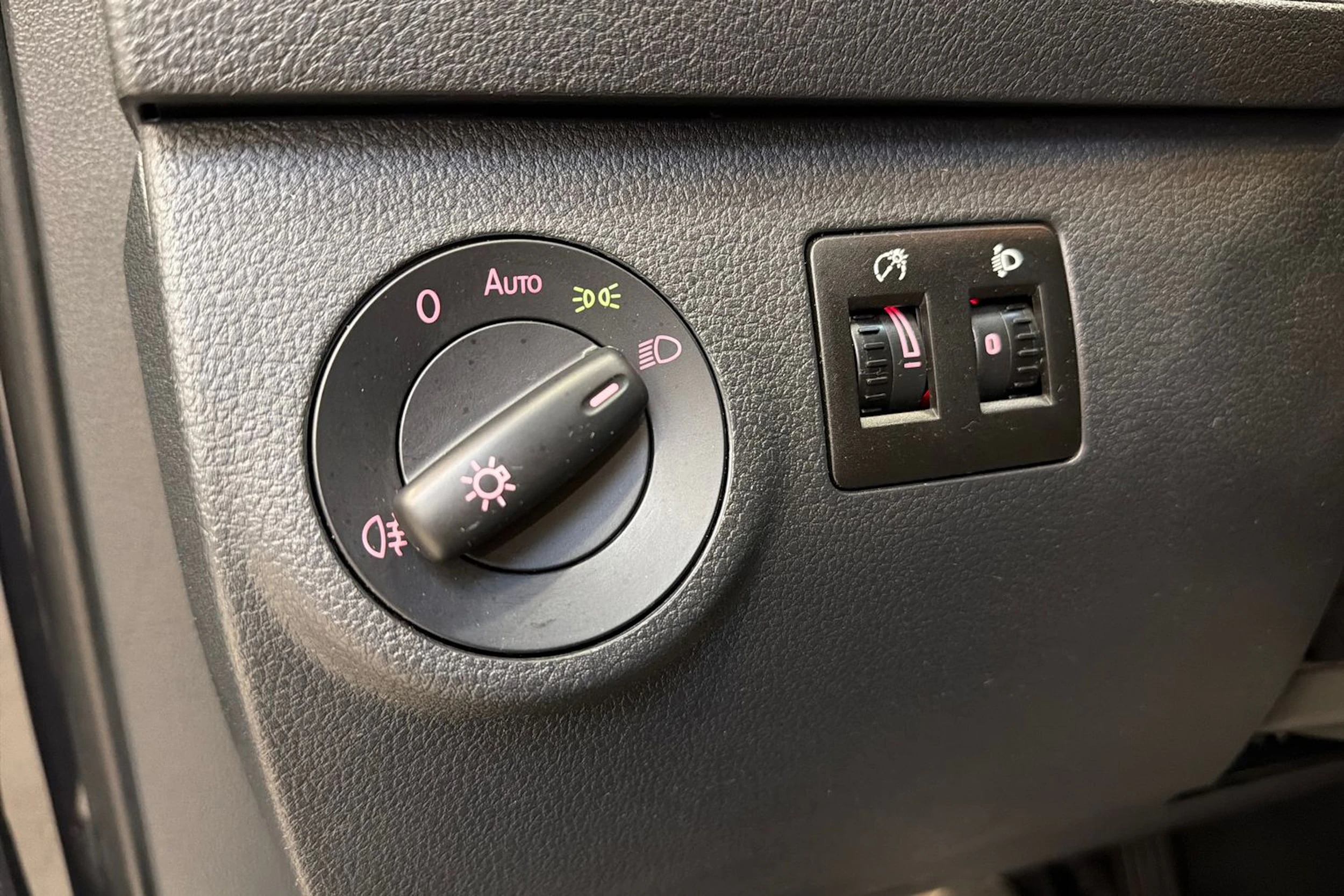 musta Volkswagen Caddy Maxi 2019 kuva 21.