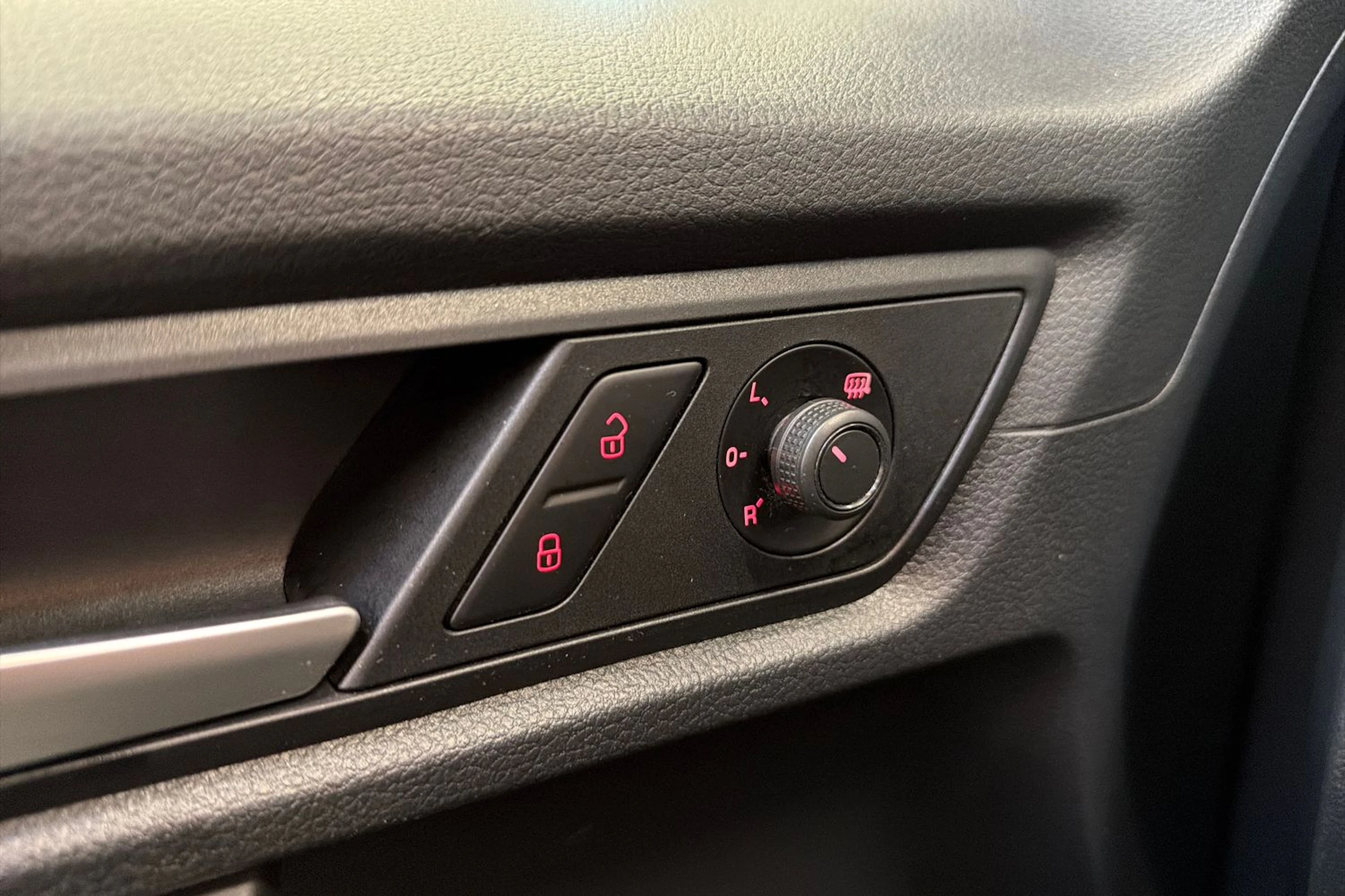 musta Volkswagen Caddy Maxi 2019 kuva 22.