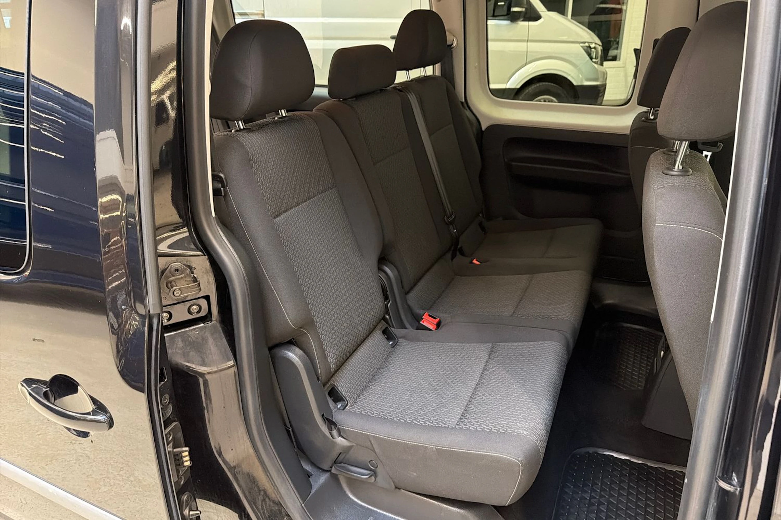 musta Volkswagen Caddy Maxi 2019 kuva 24.