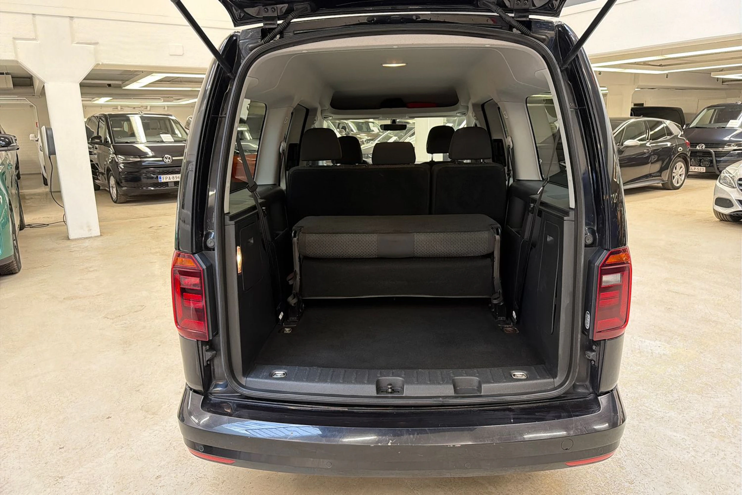 musta Volkswagen Caddy Maxi 2019 kuva 25.