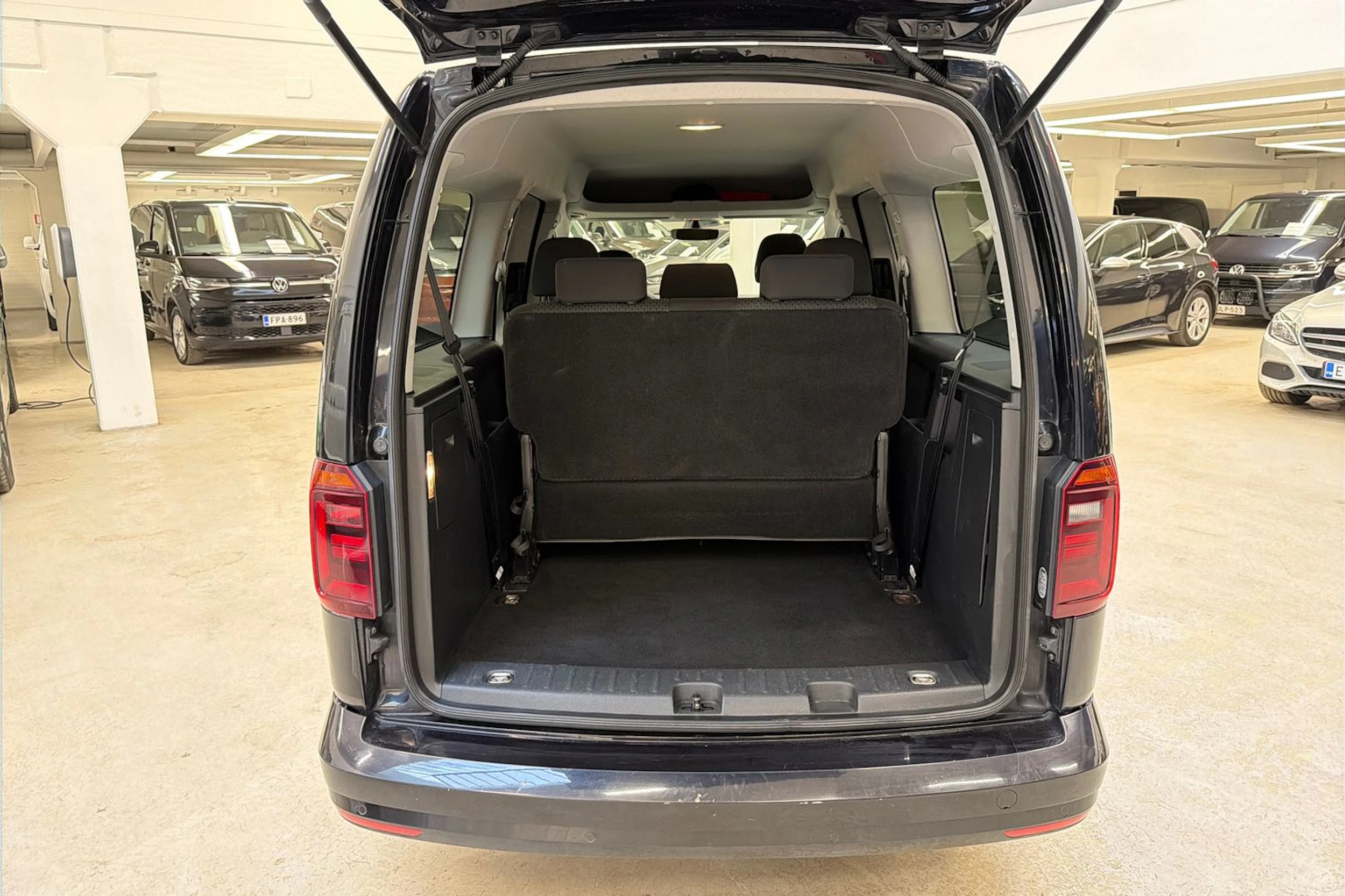 musta Volkswagen Caddy Maxi 2019 kuva 27.