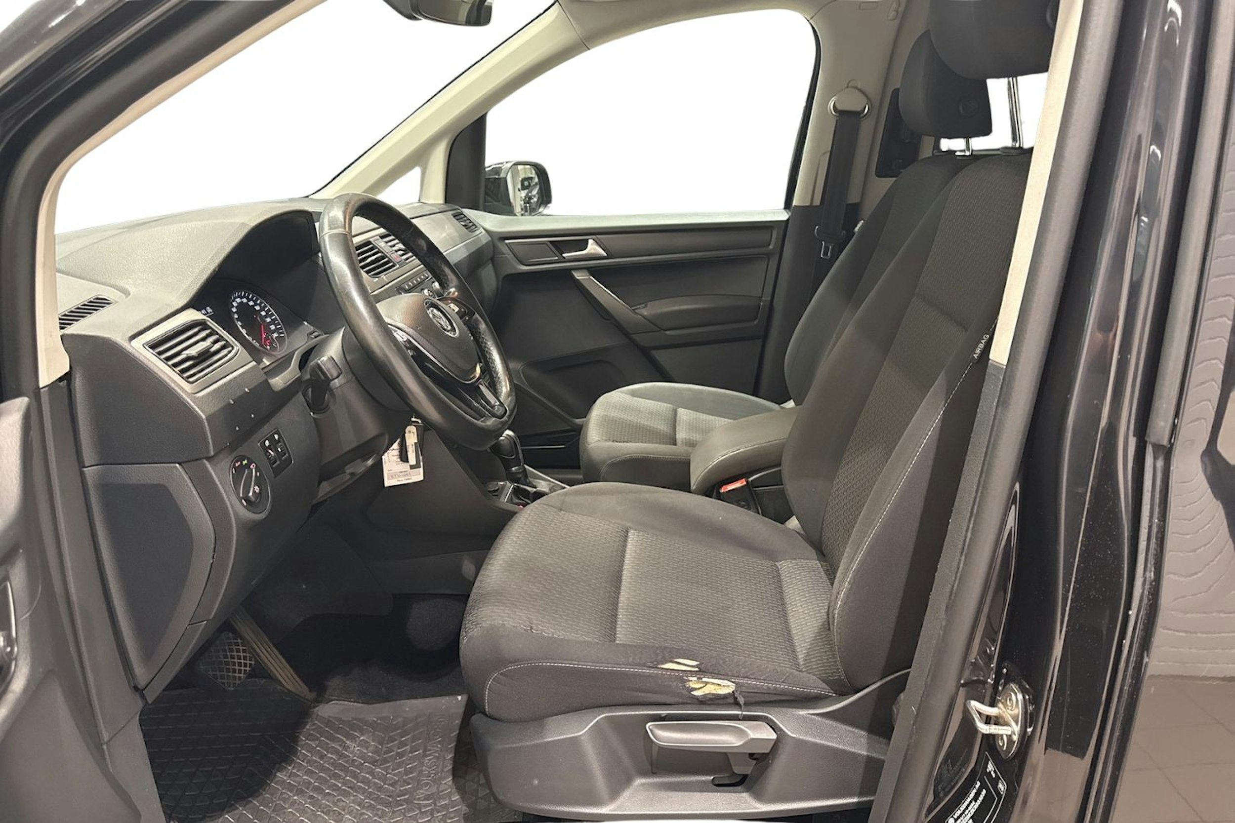 Musta Volkswagen Caddy Maxi 2019 kuva 9.