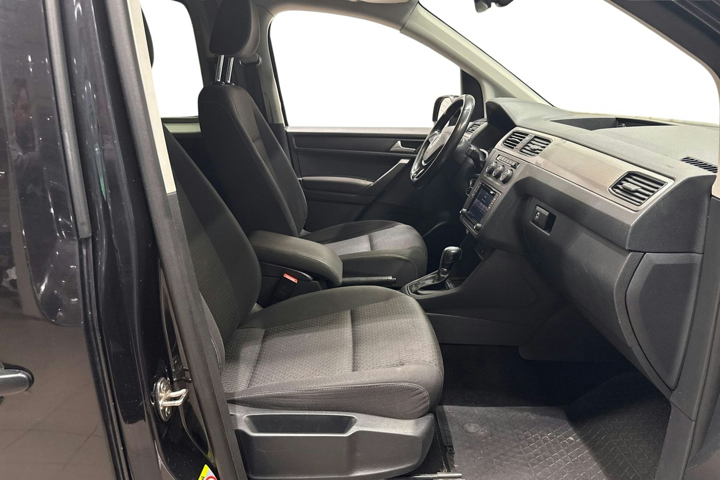 Musta Volkswagen Caddy Maxi 2019 kuva 10.