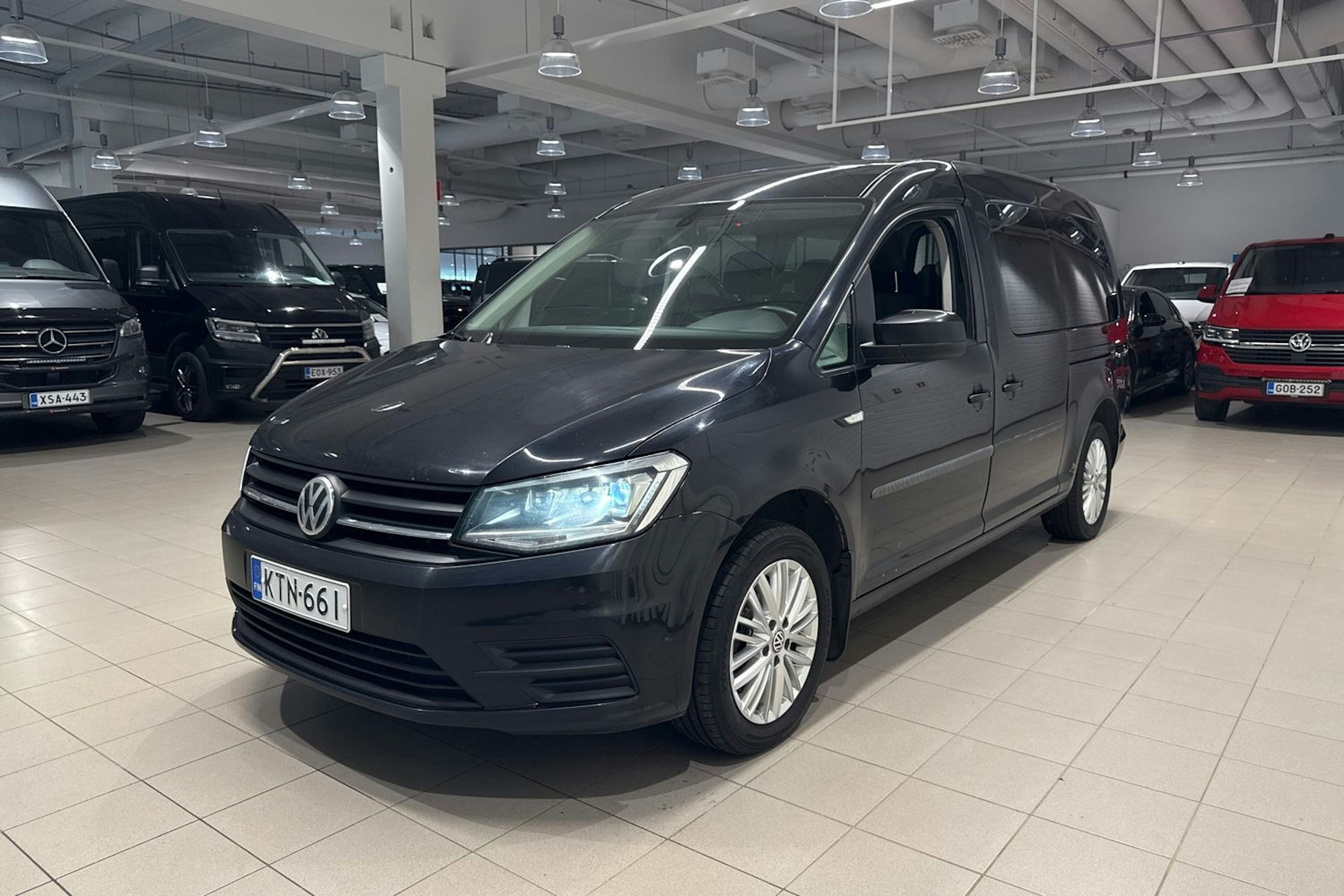 Musta Volkswagen Caddy Maxi 2019 kuva 13.