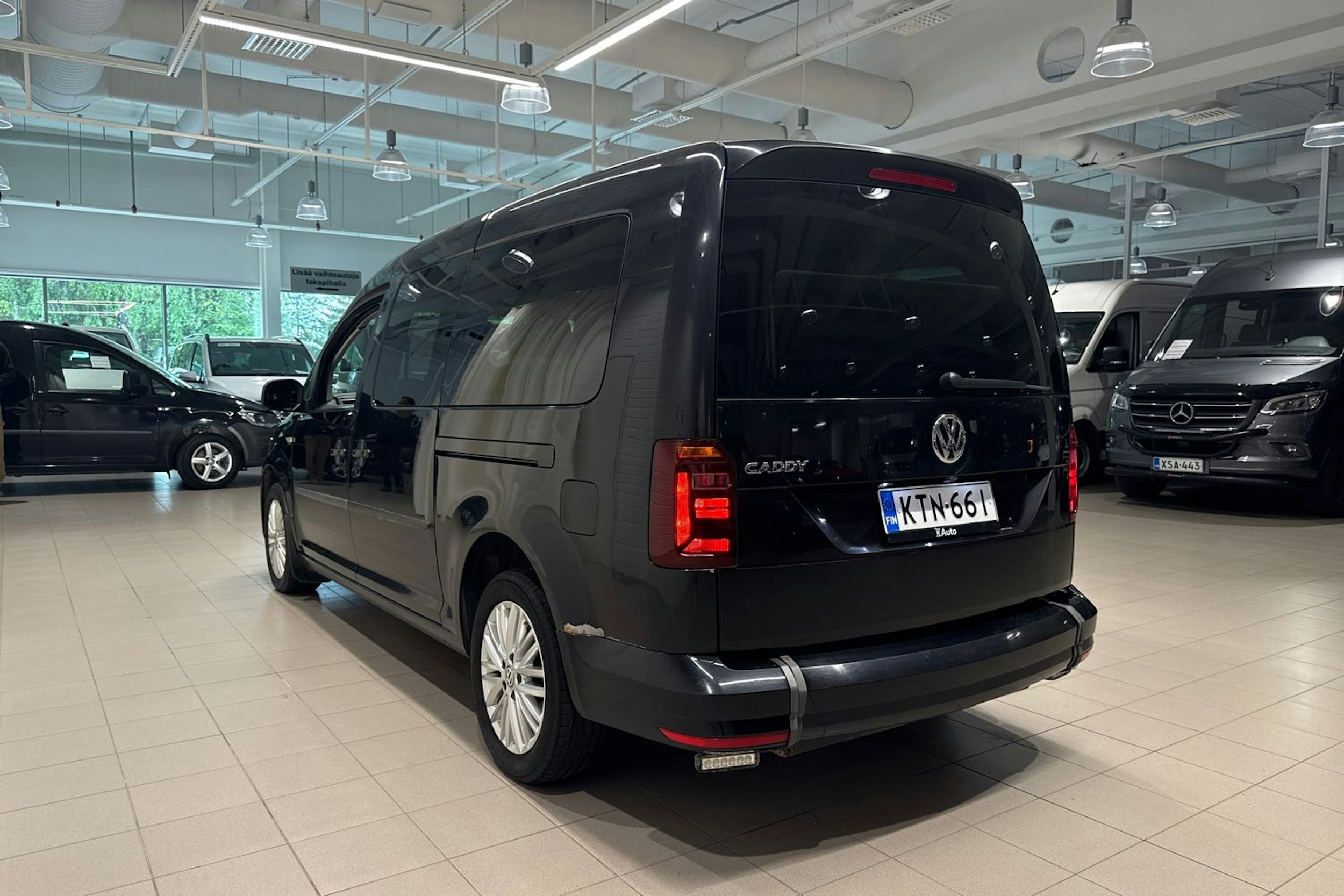 Musta Volkswagen Caddy Maxi 2019 kuva 14.