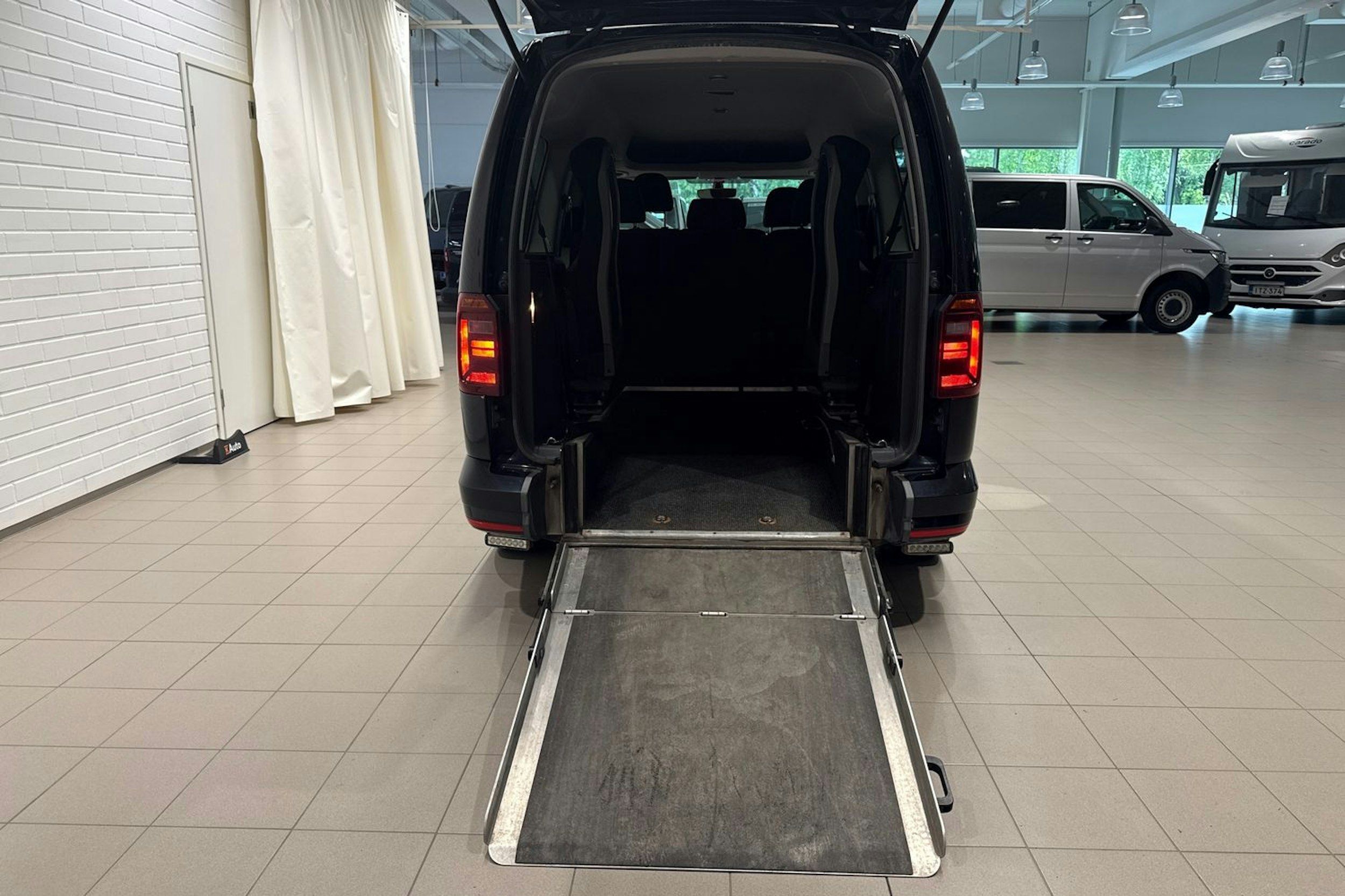 Musta Volkswagen Caddy Maxi 2019 kuva 15.