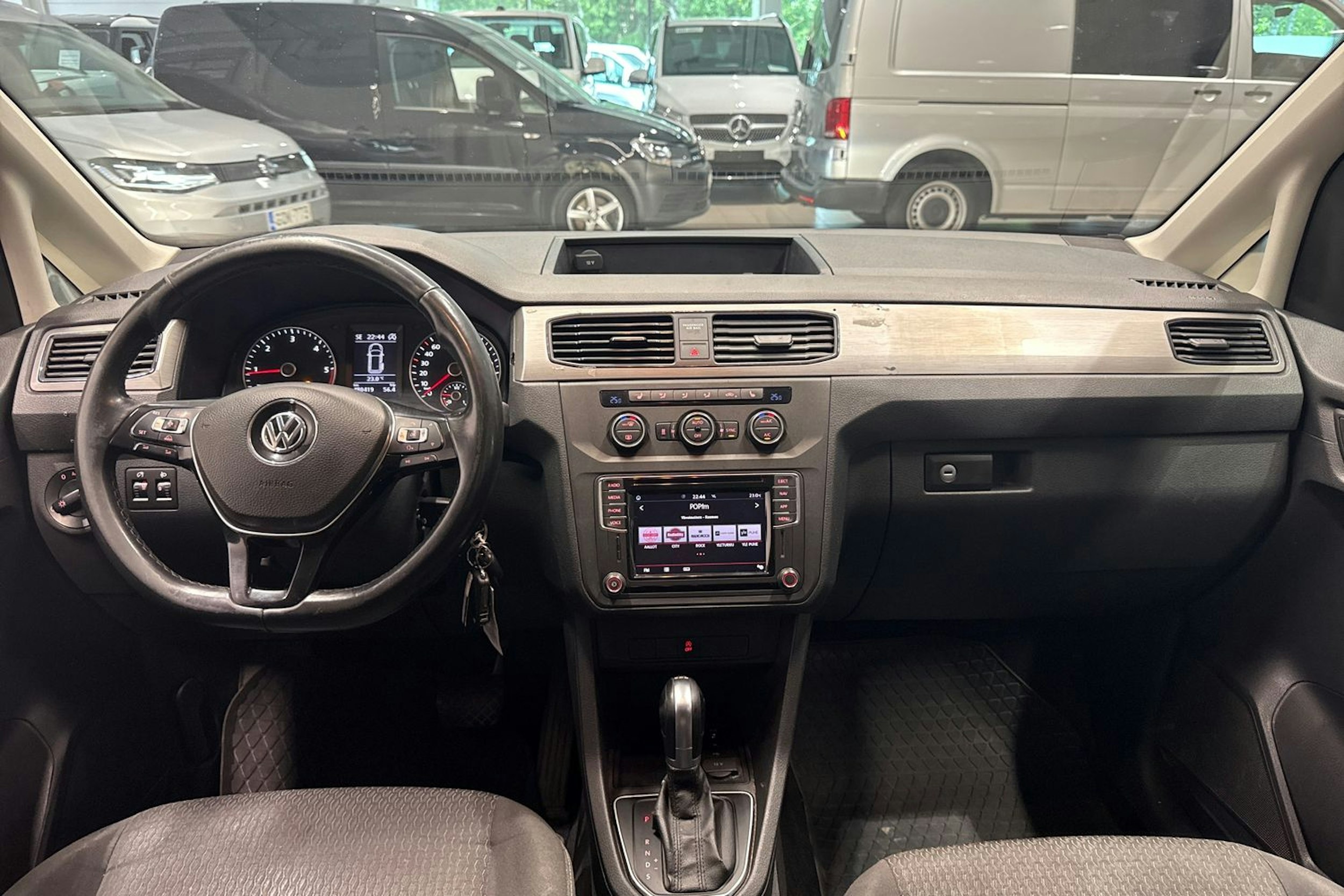Musta Volkswagen Caddy Maxi 2019 kuva 17.