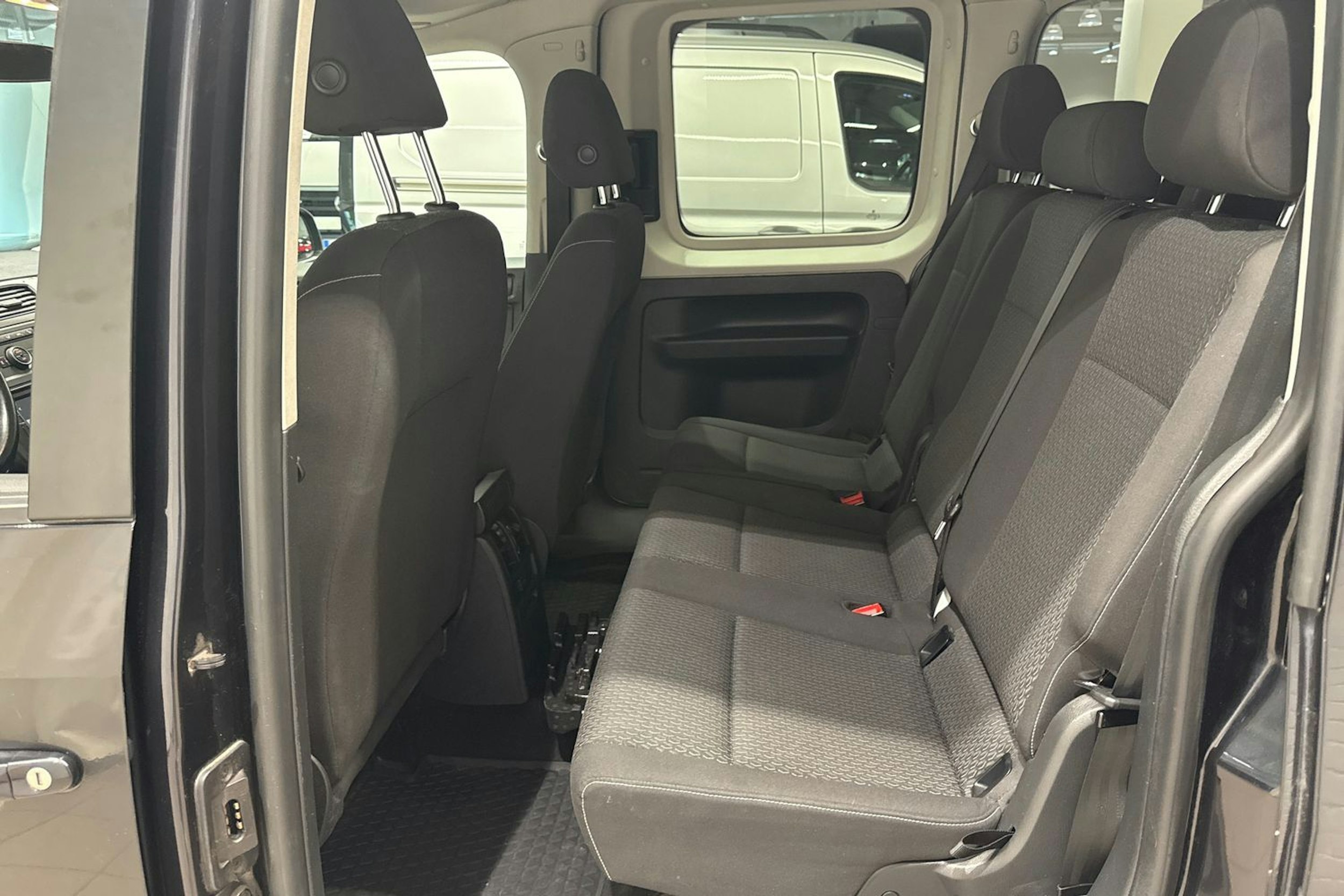 Musta Volkswagen Caddy Maxi 2019 kuva 18.
