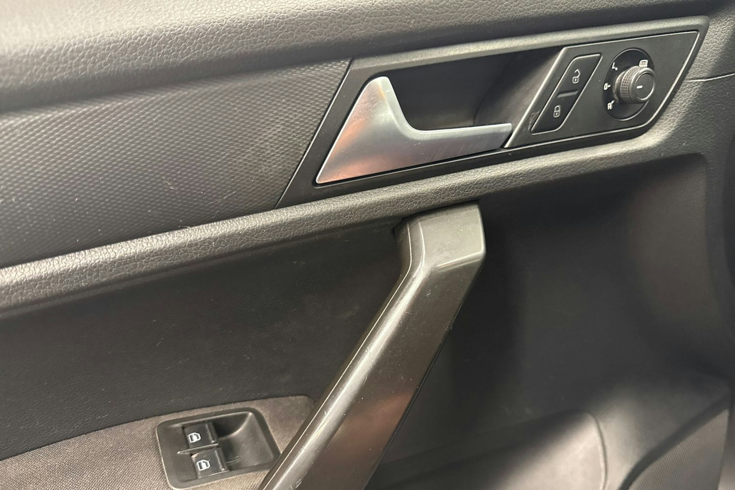 Musta Volkswagen Caddy Maxi 2019 kuva 23.