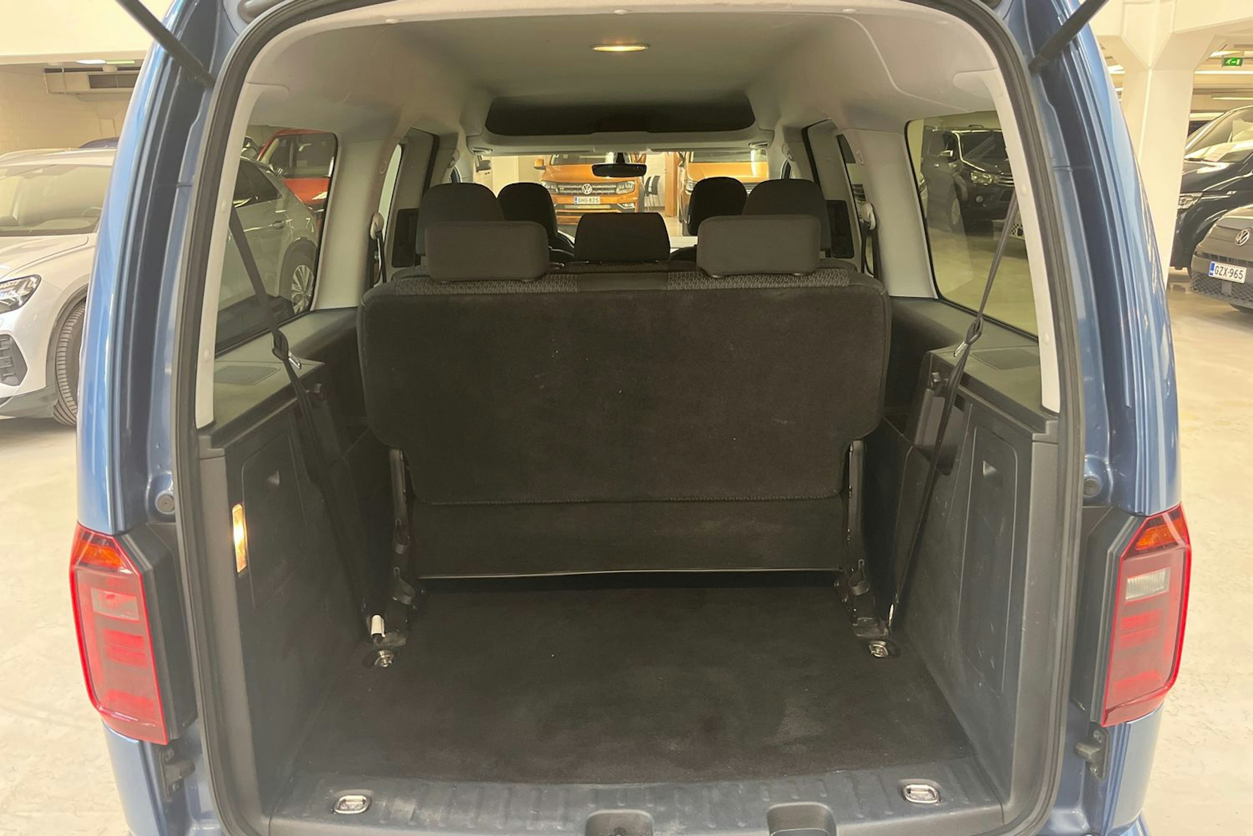 sininen Volkswagen Caddy Maxi 2019 kuva 14.