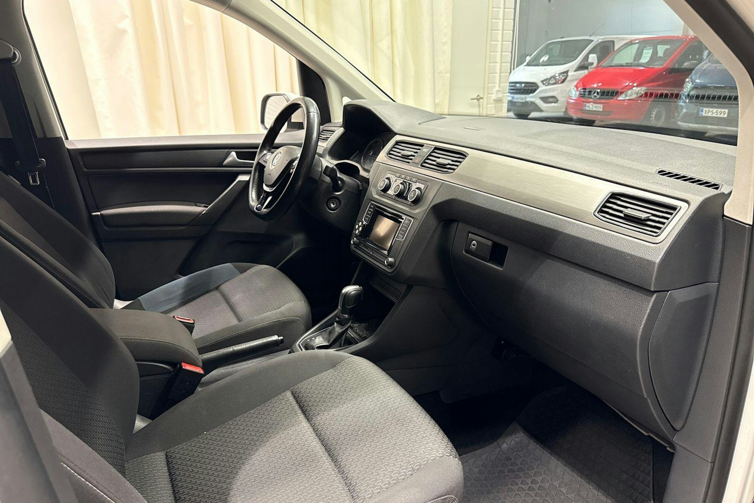valkoinen Volkswagen Caddy Maxi 2019 kuva 10.