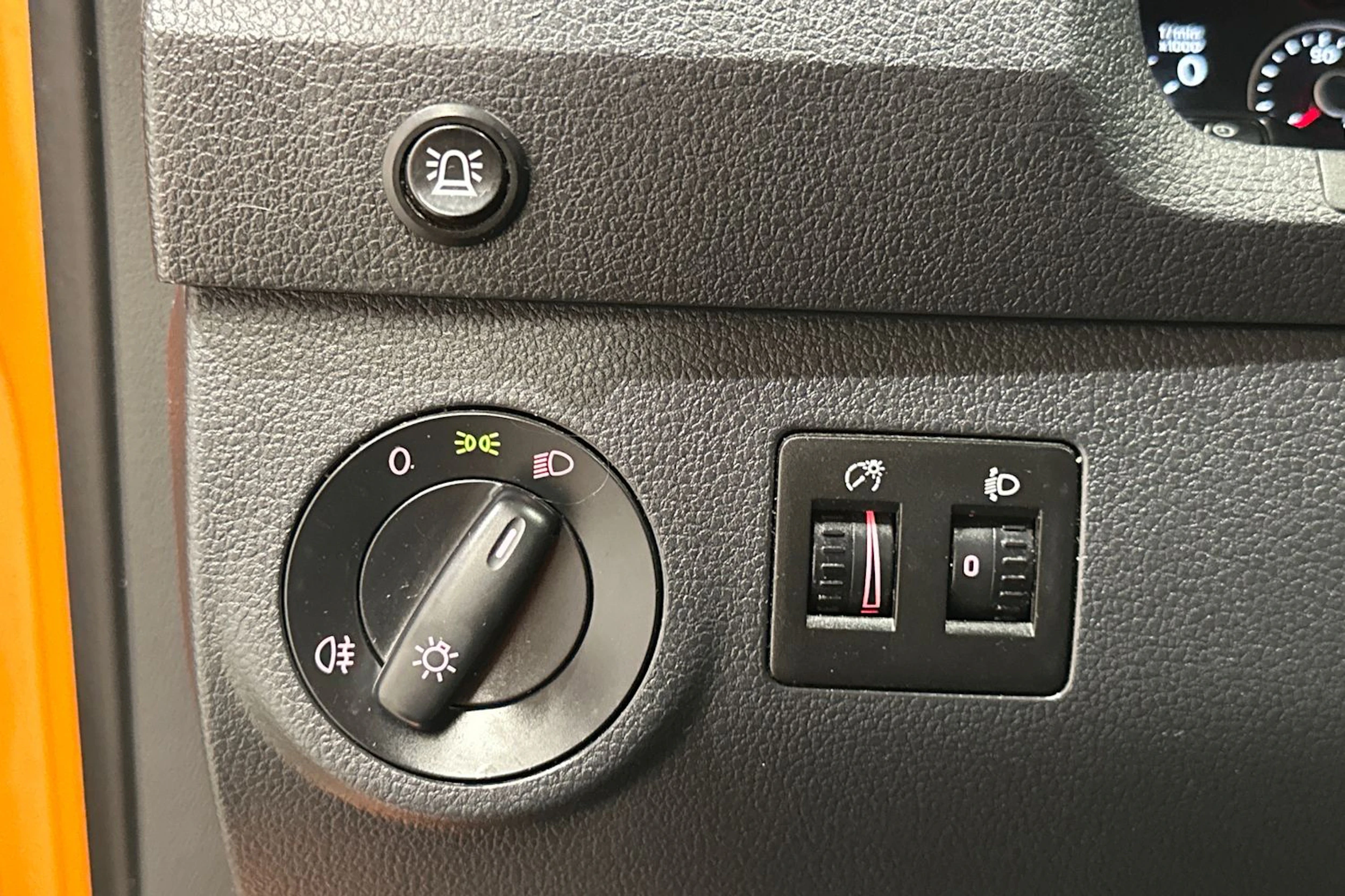 Oranssi Volkswagen Caddy Maxi 2019 kuva 17.