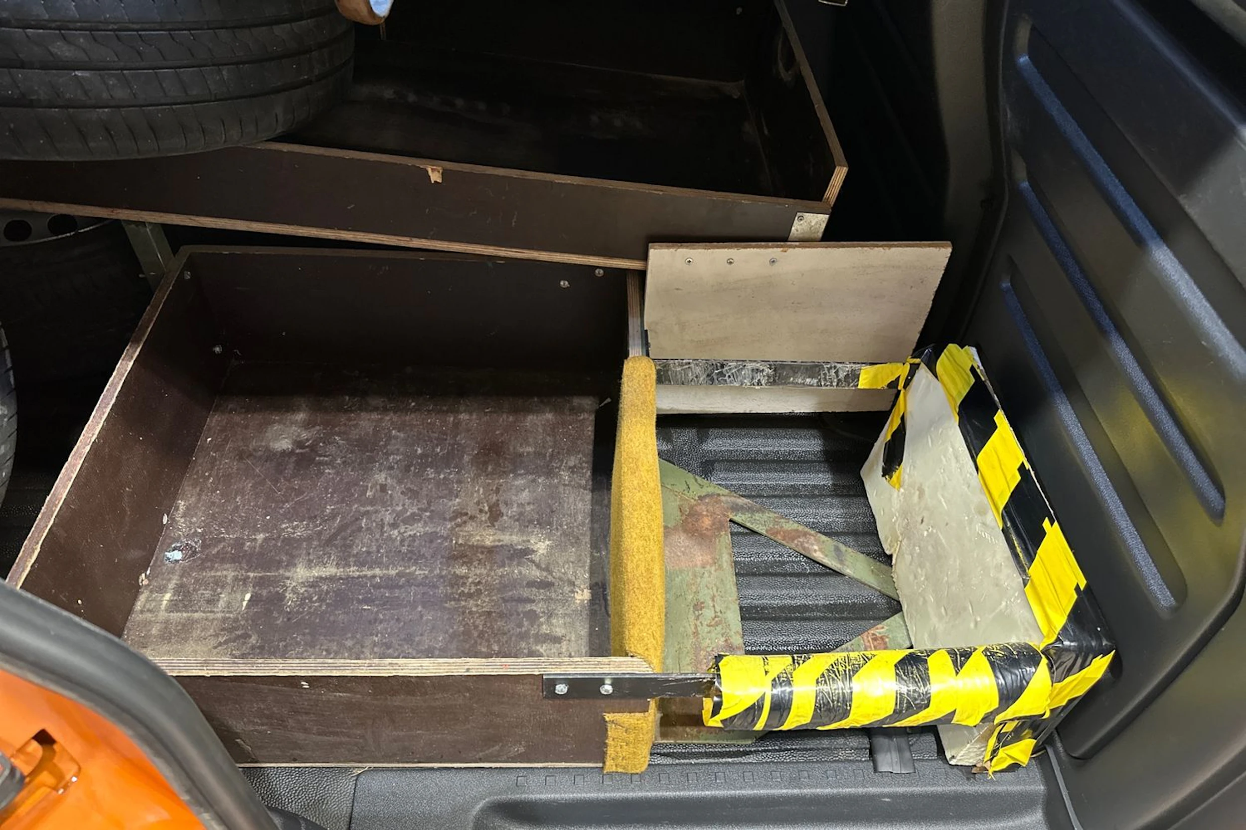 Oranssi Volkswagen Caddy Maxi 2019 kuva 26.