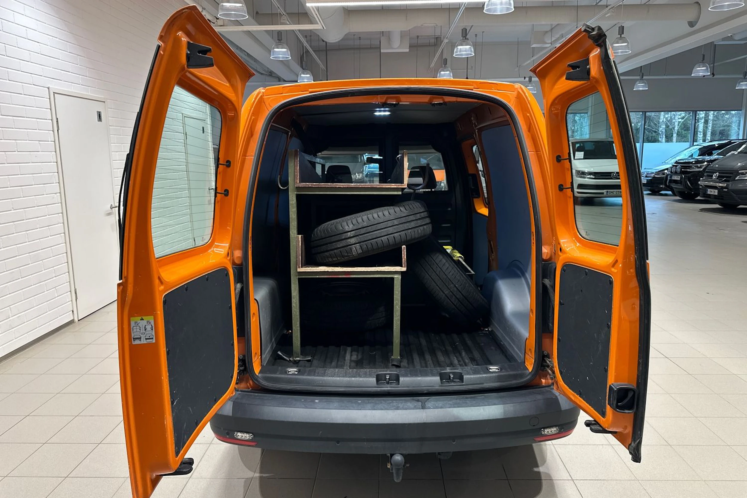 Oranssi Volkswagen Caddy Maxi 2019 kuva 27.