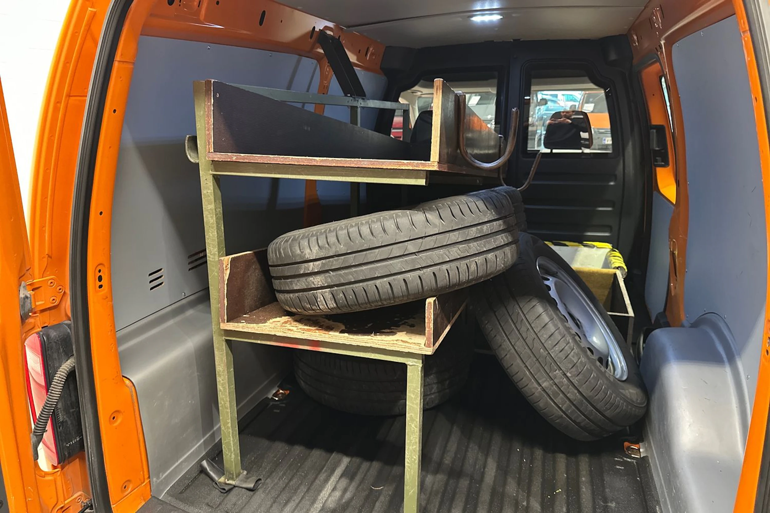 Oranssi Volkswagen Caddy Maxi 2019 kuva 28.