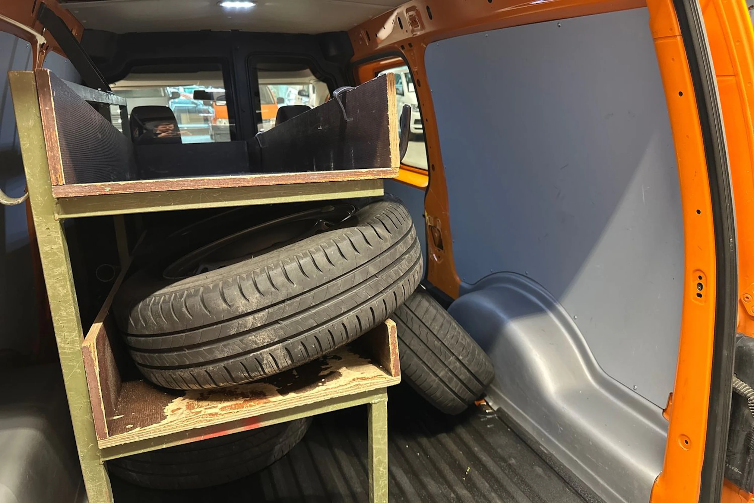 Oranssi Volkswagen Caddy Maxi 2019 kuva 29.