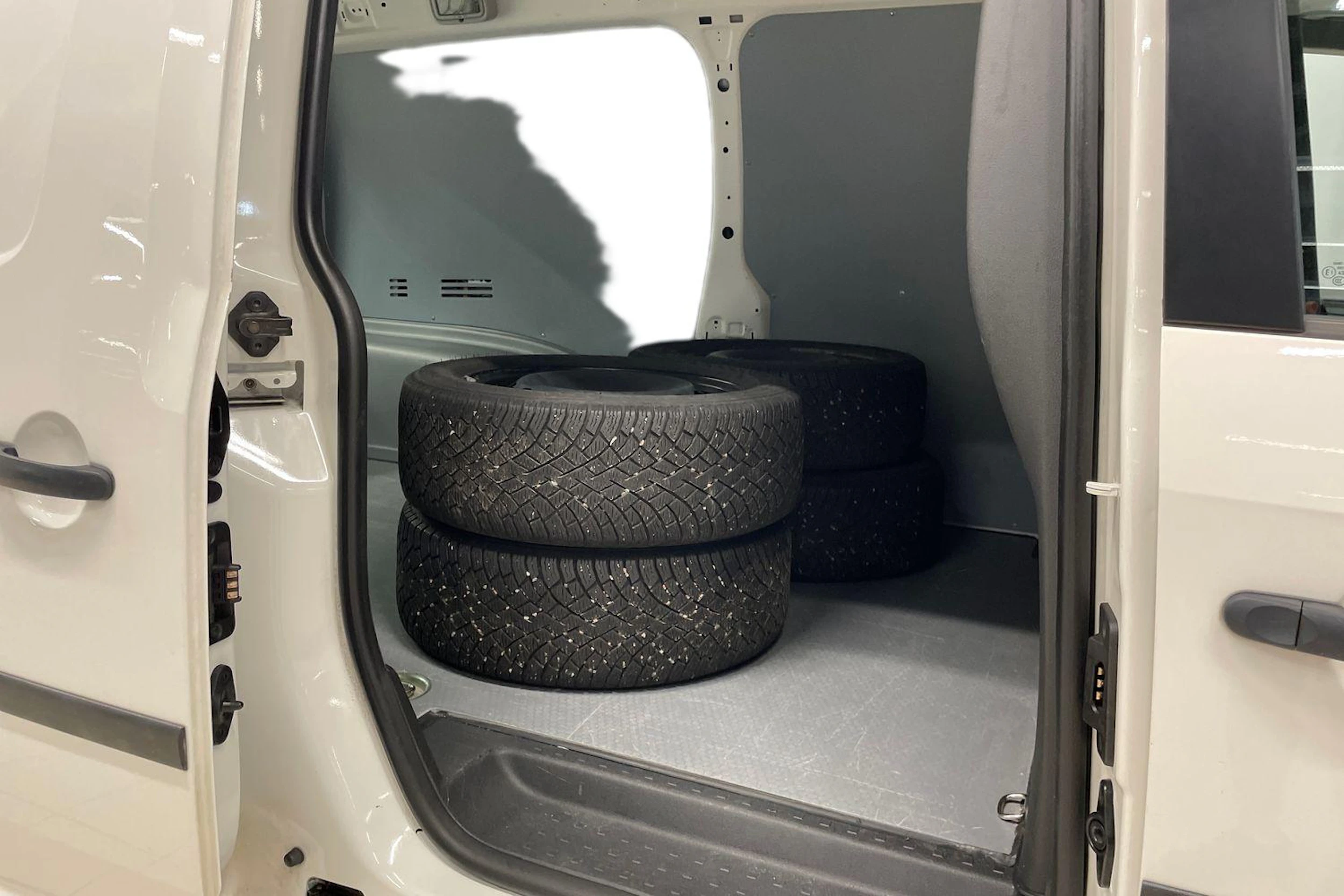 Valkoinen Volkswagen Caddy Maxi 2019 kuva 11.
