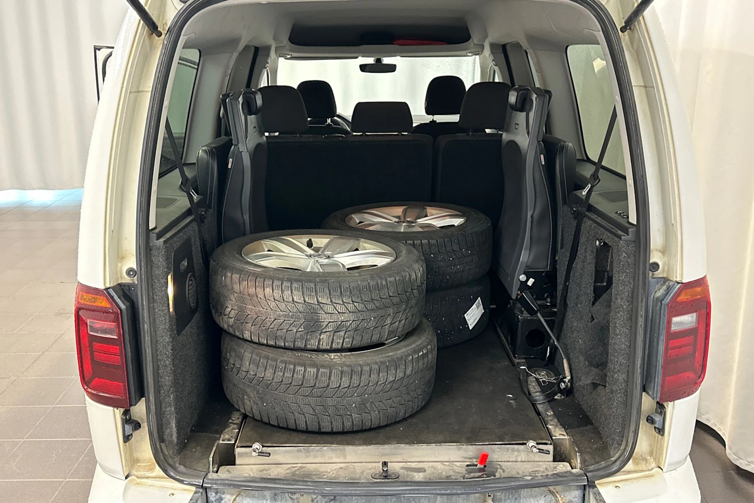 valkoinen Volkswagen Caddy Maxi 2019 kuva 24.