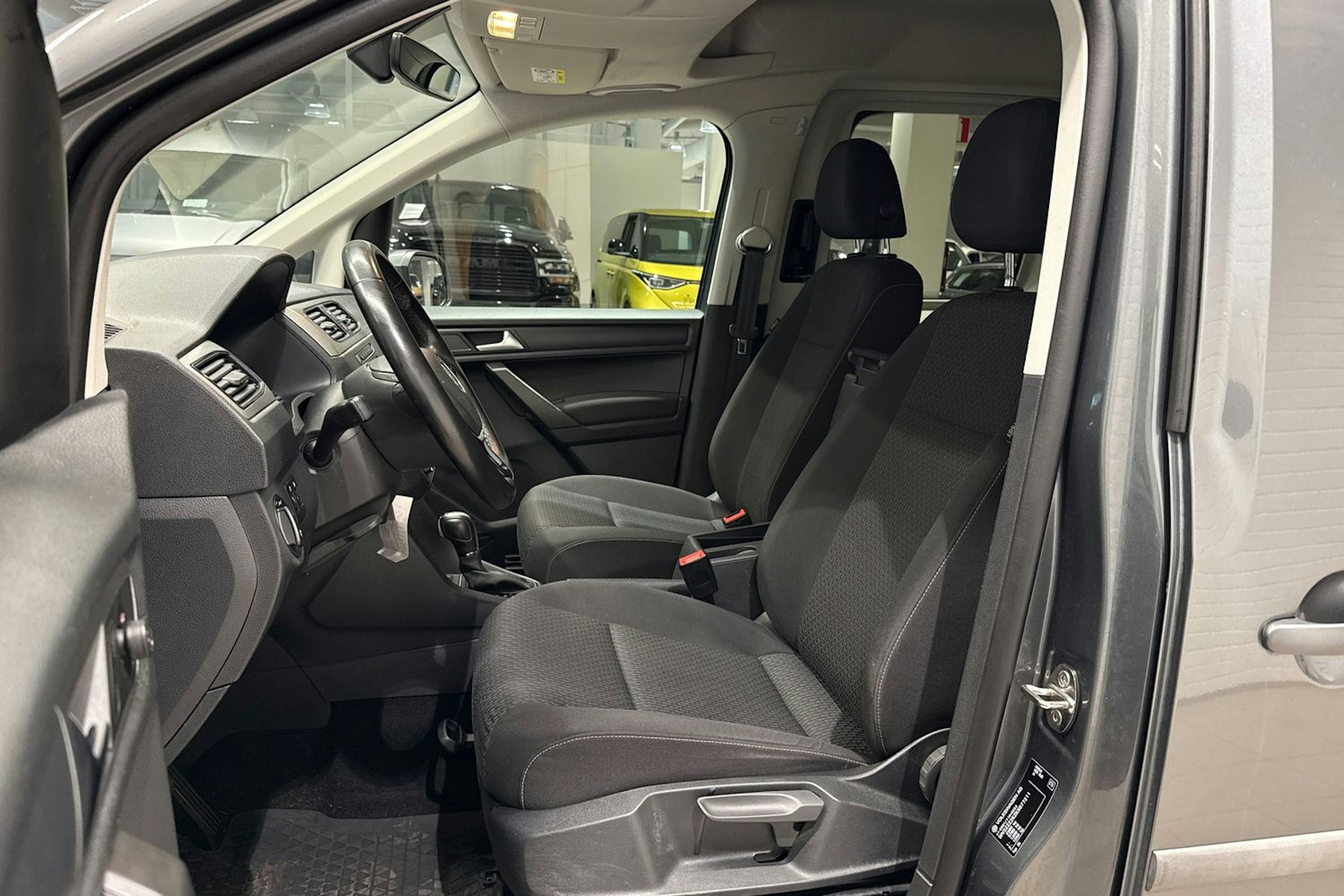 Harmaa Volkswagen Caddy Maxi 2019 kuva 10.