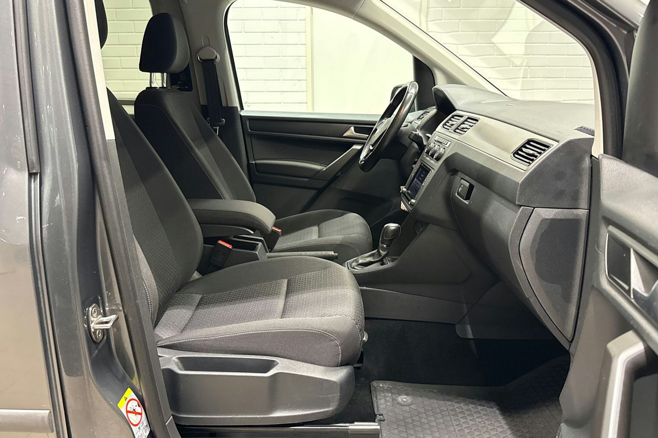 Harmaa Volkswagen Caddy Maxi 2019 kuva 11.