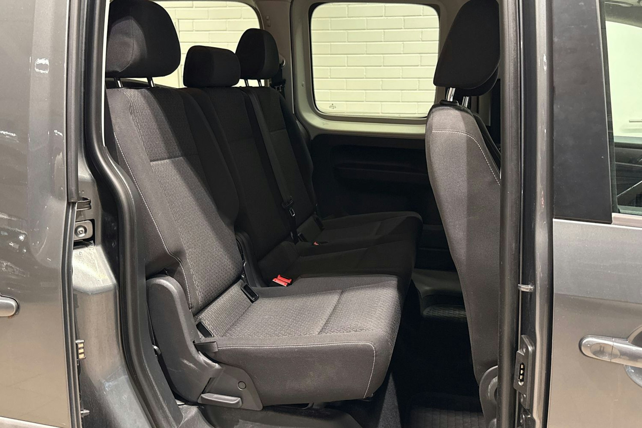 Harmaa Volkswagen Caddy Maxi 2019 kuva 12.