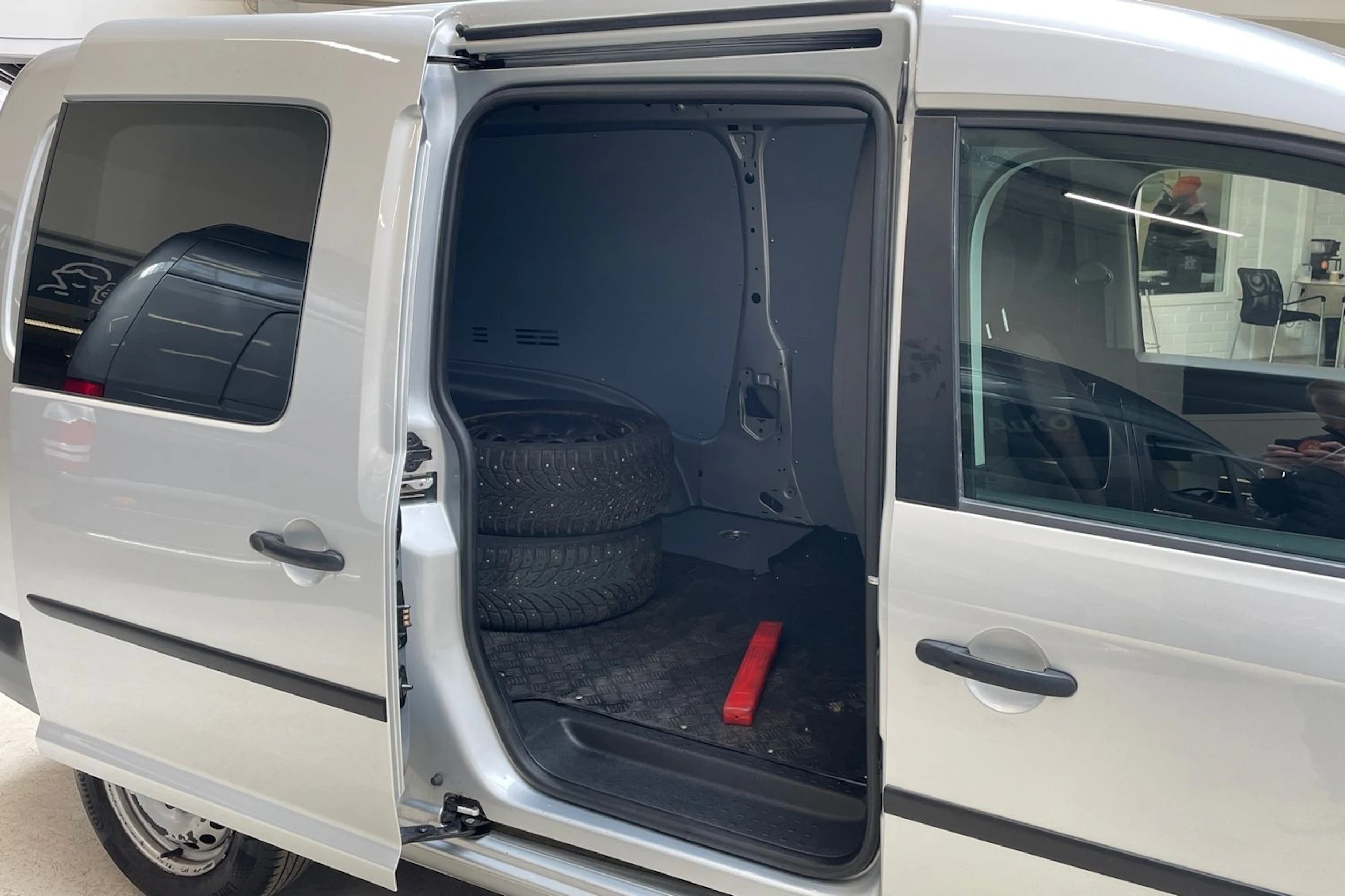 harmaa Volkswagen Caddy Maxi 2020 kuva 13.