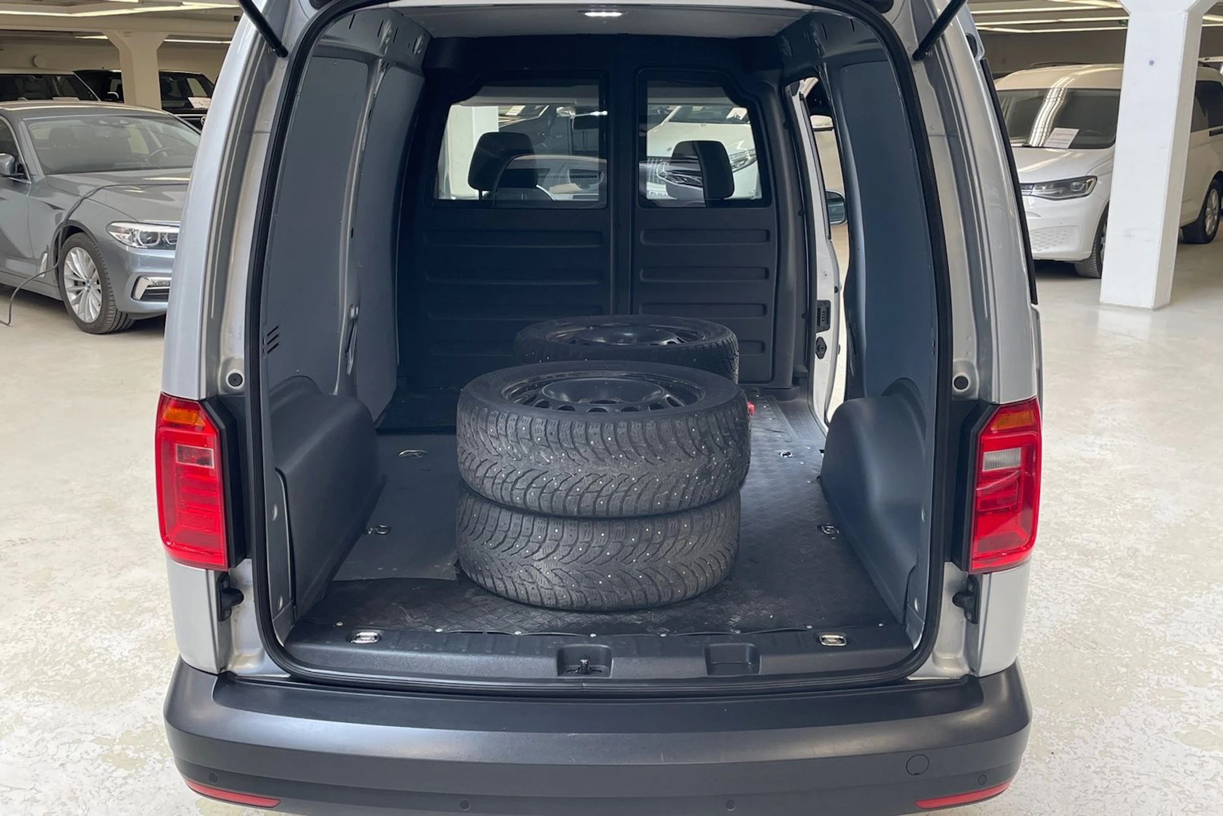 harmaa Volkswagen Caddy Maxi 2020 kuva 15.