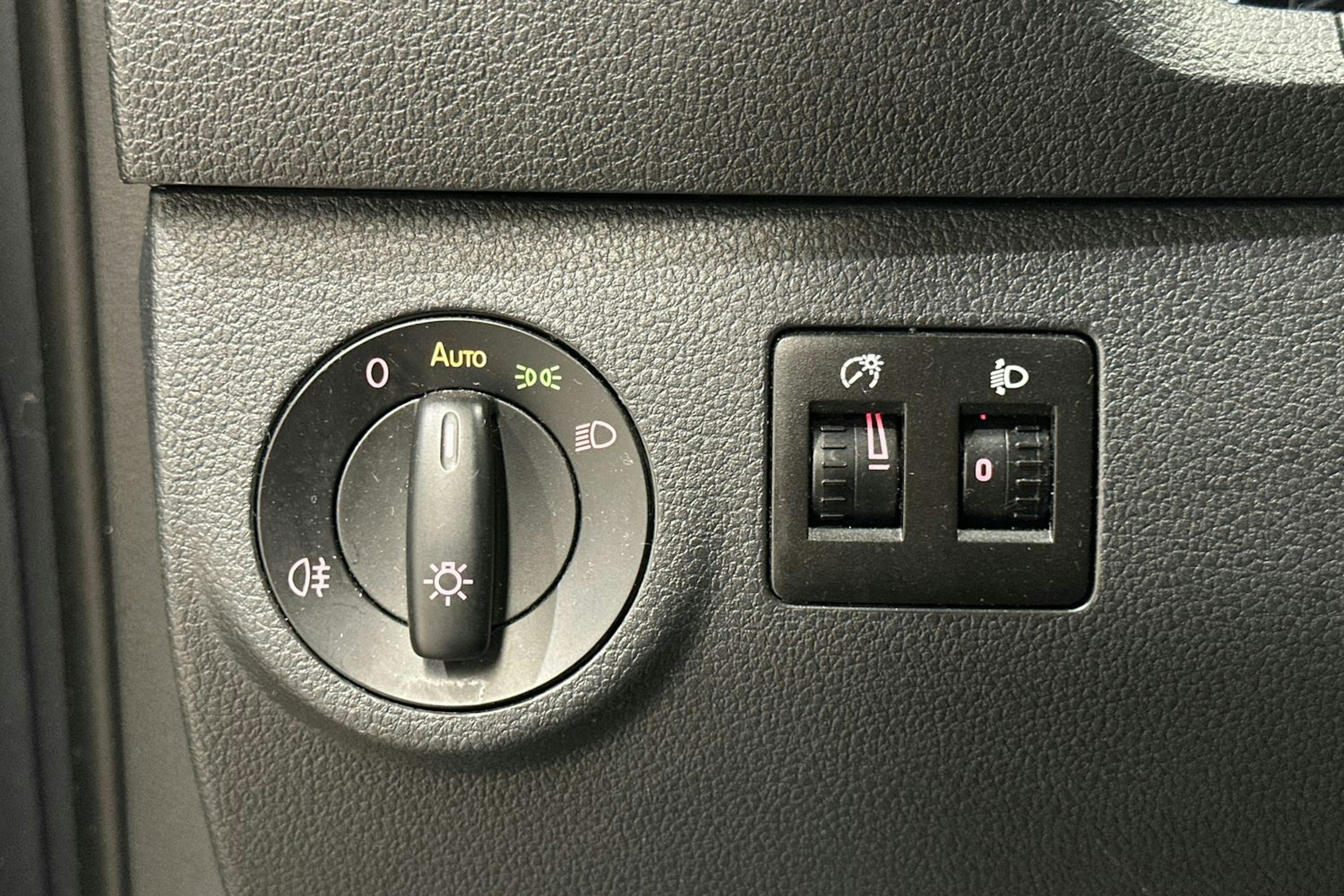 harmaa Volkswagen Caddy Maxi 2020 kuva 16.