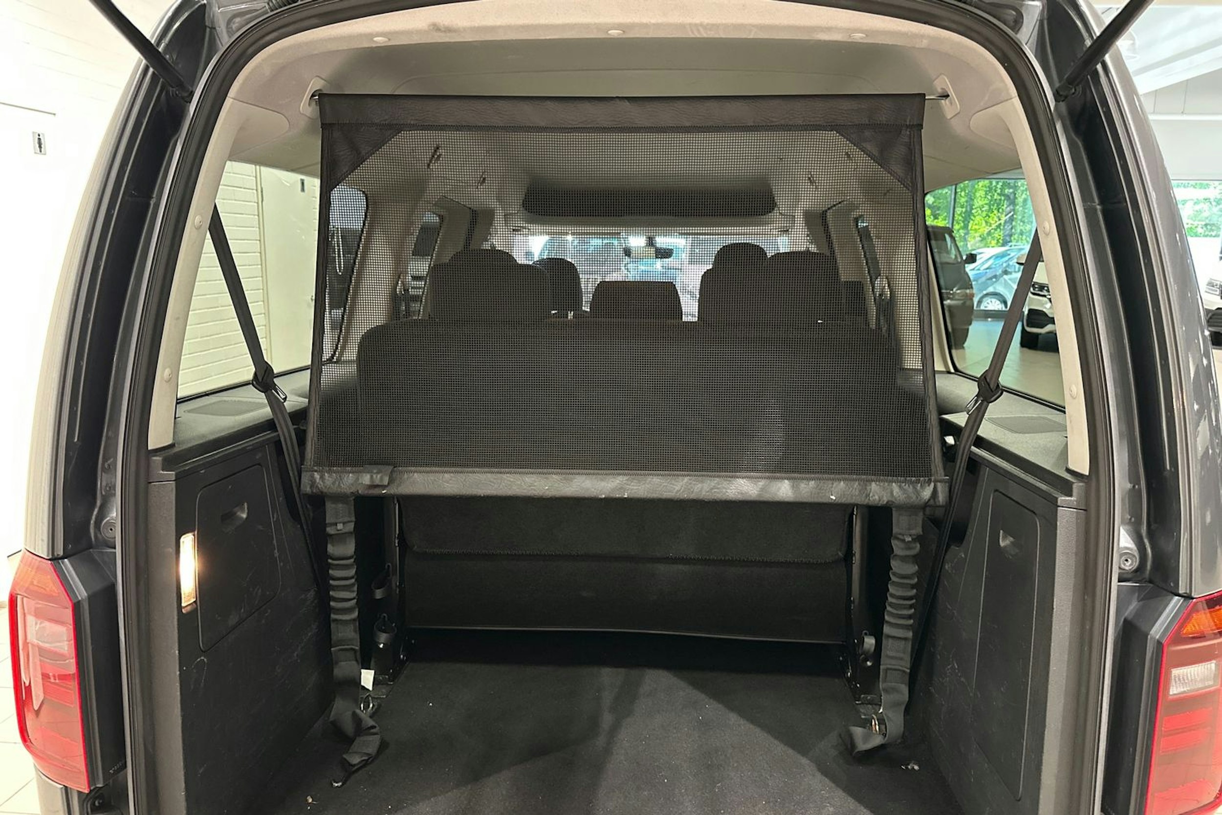 harmaa Volkswagen Caddy Maxi 2020 kuva 36.