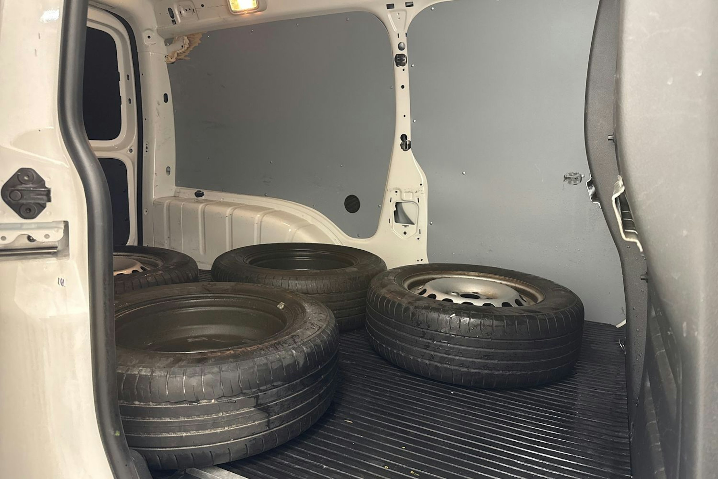 valkoinen Volkswagen Caddy Maxi 2020 kuva 27.