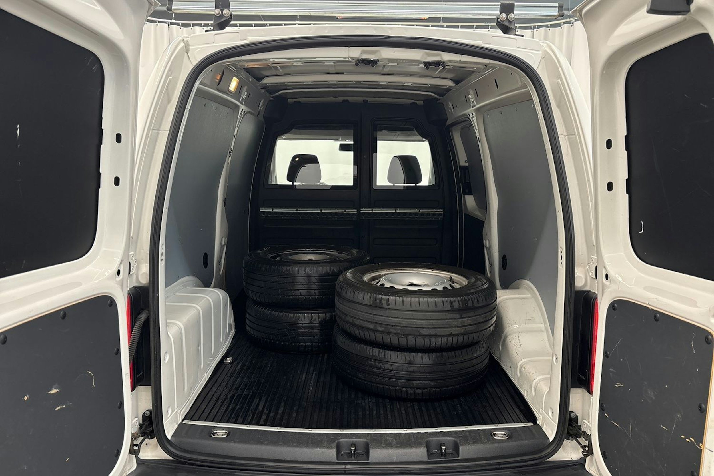 valkoinen Volkswagen Caddy Maxi 2020 kuva 15.