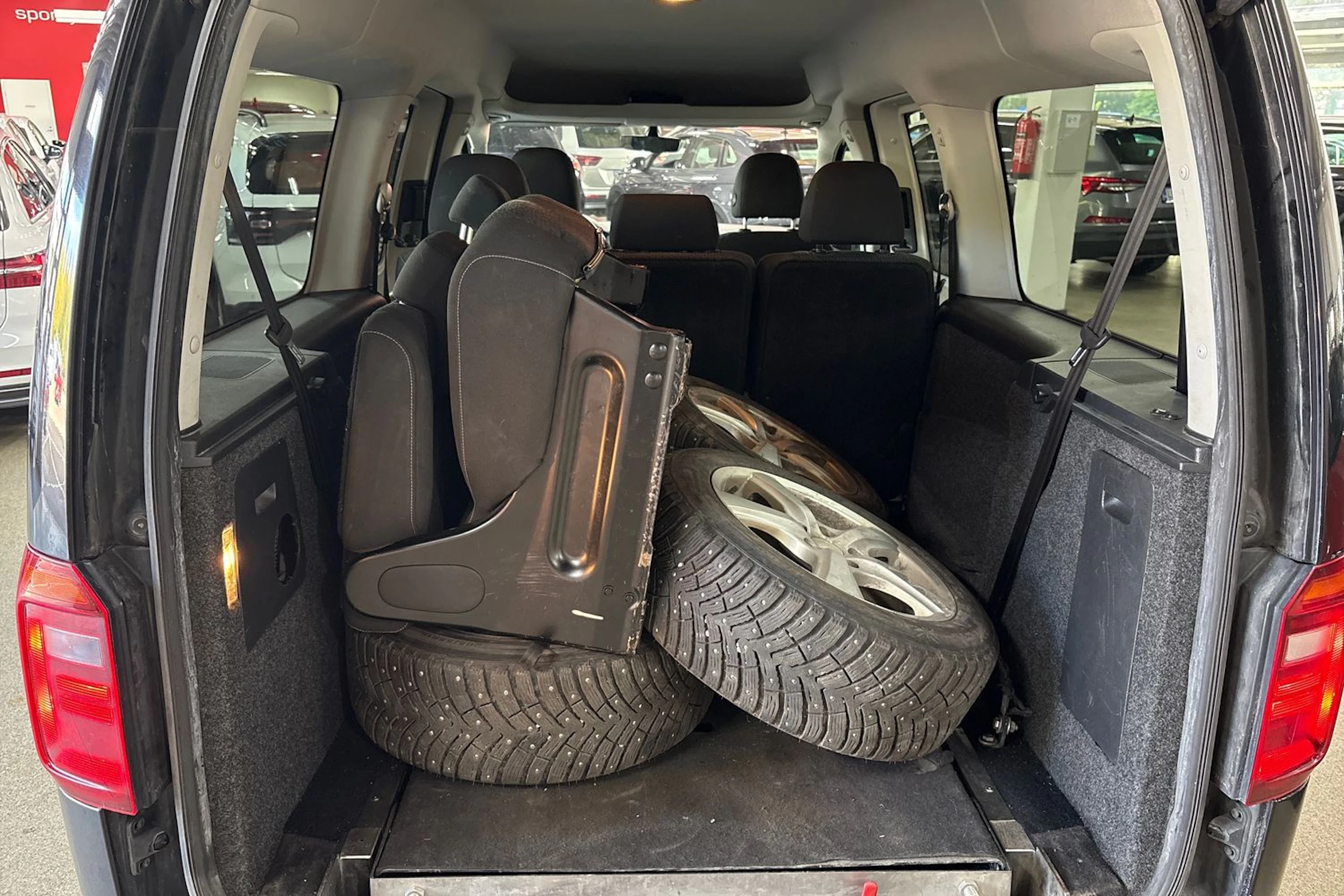 Musta Volkswagen Caddy Maxi 2020 kuva 4.
