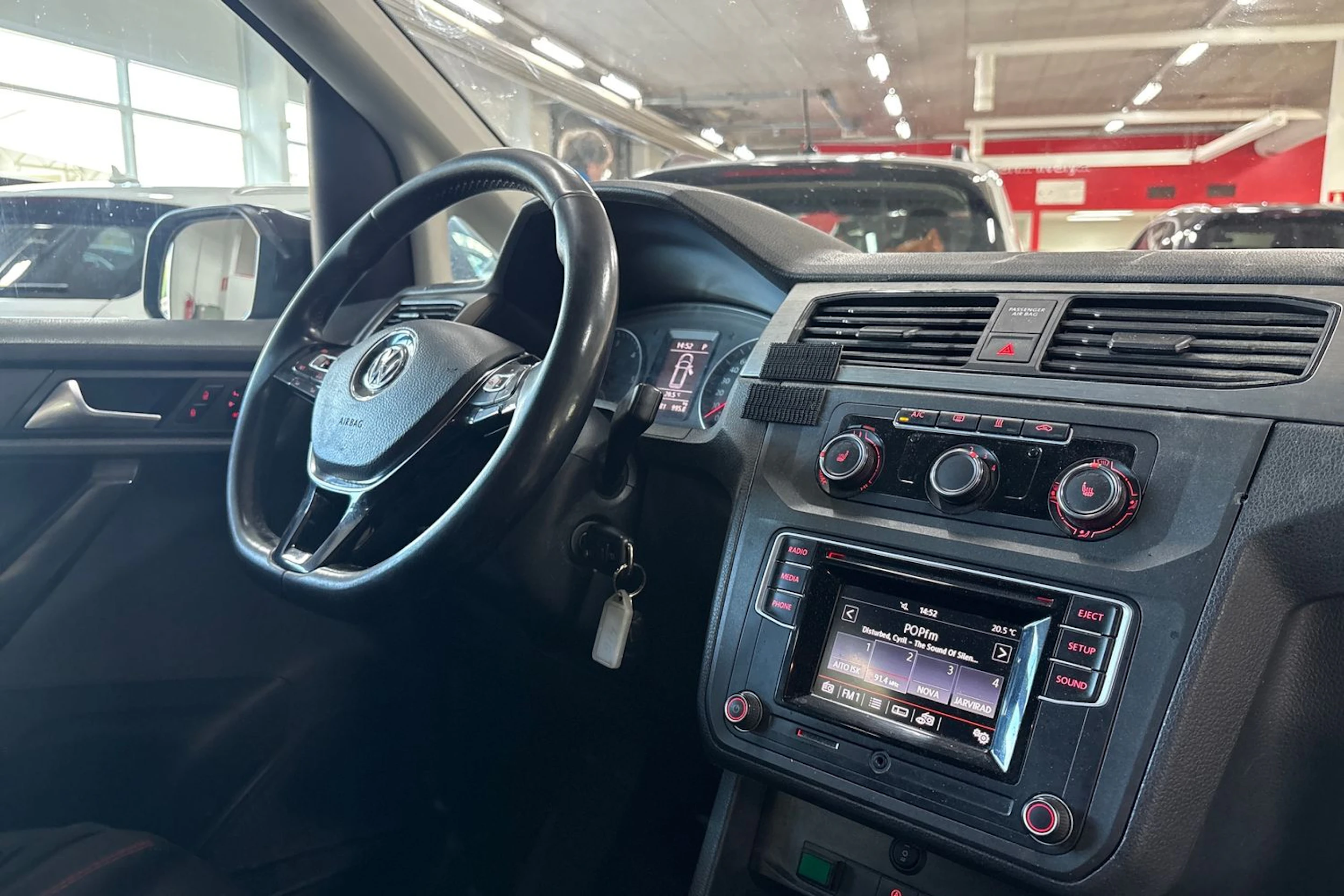 Musta Volkswagen Caddy Maxi 2020 kuva 7.