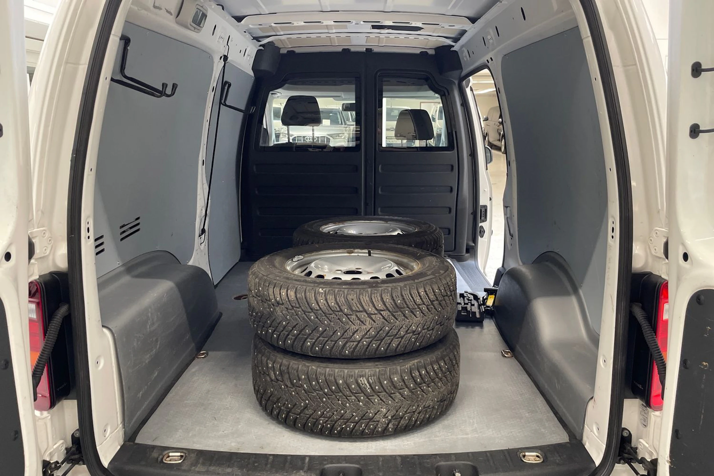 valkoinen Volkswagen Caddy Maxi 2020 kuva 16.