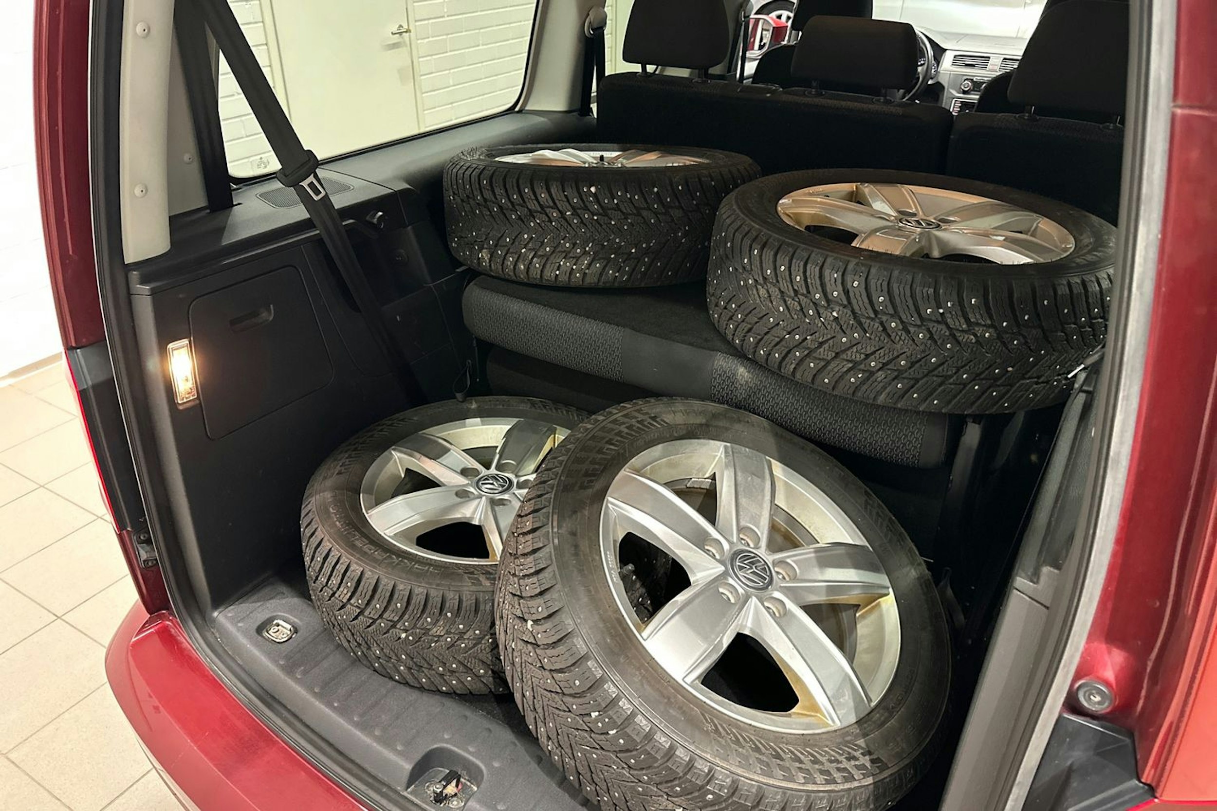 punainen Volkswagen Caddy Maxi 2020 kuva 25.