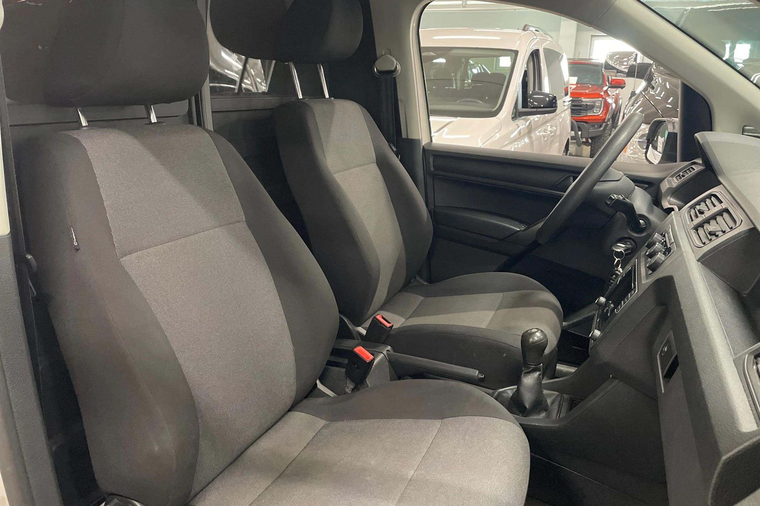 valkoinen Volkswagen Caddy Maxi 2020 kuva 4.