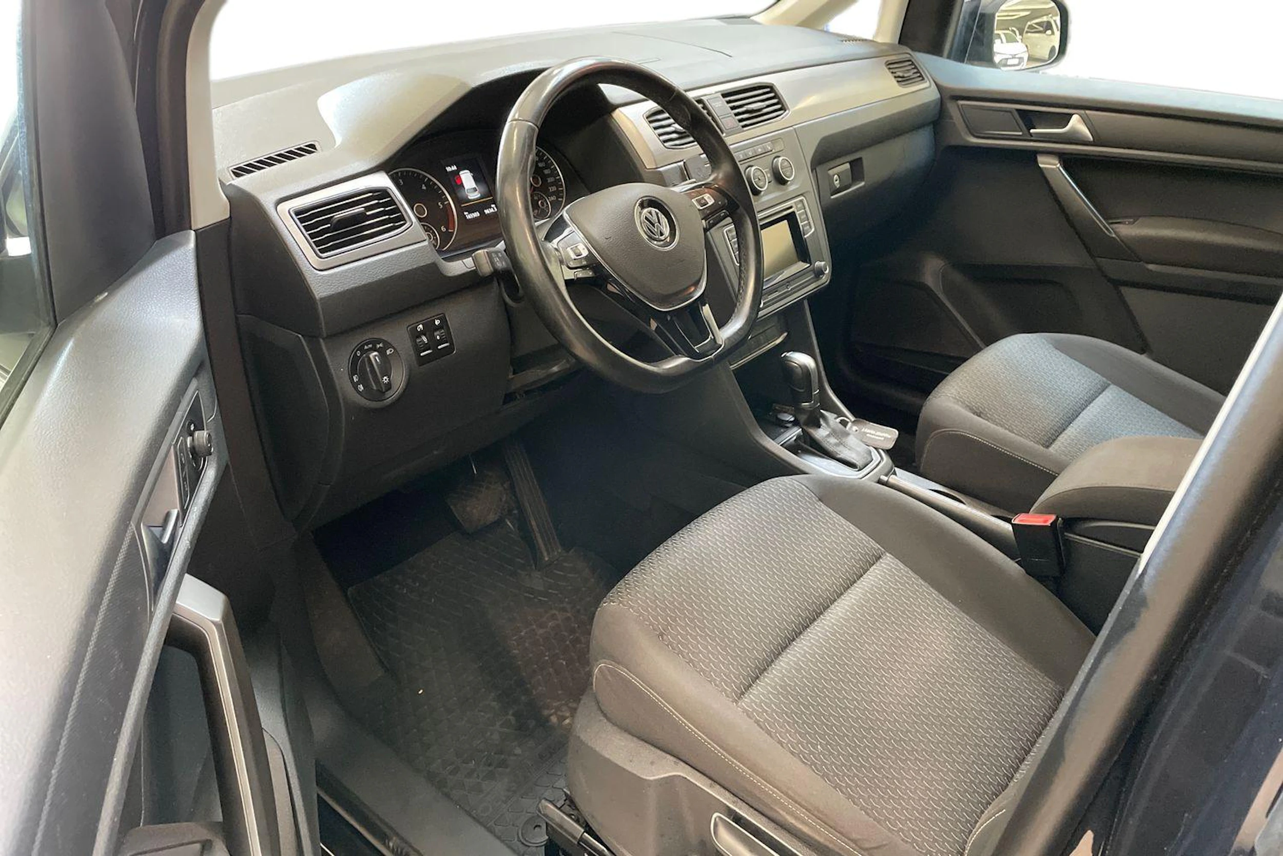 musta Volkswagen Caddy Maxi 2020 kuva 8.