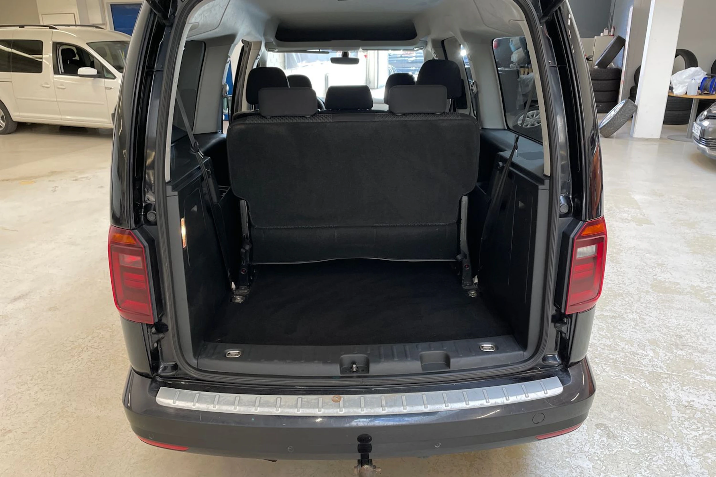 musta Volkswagen Caddy Maxi 2020 kuva 15.