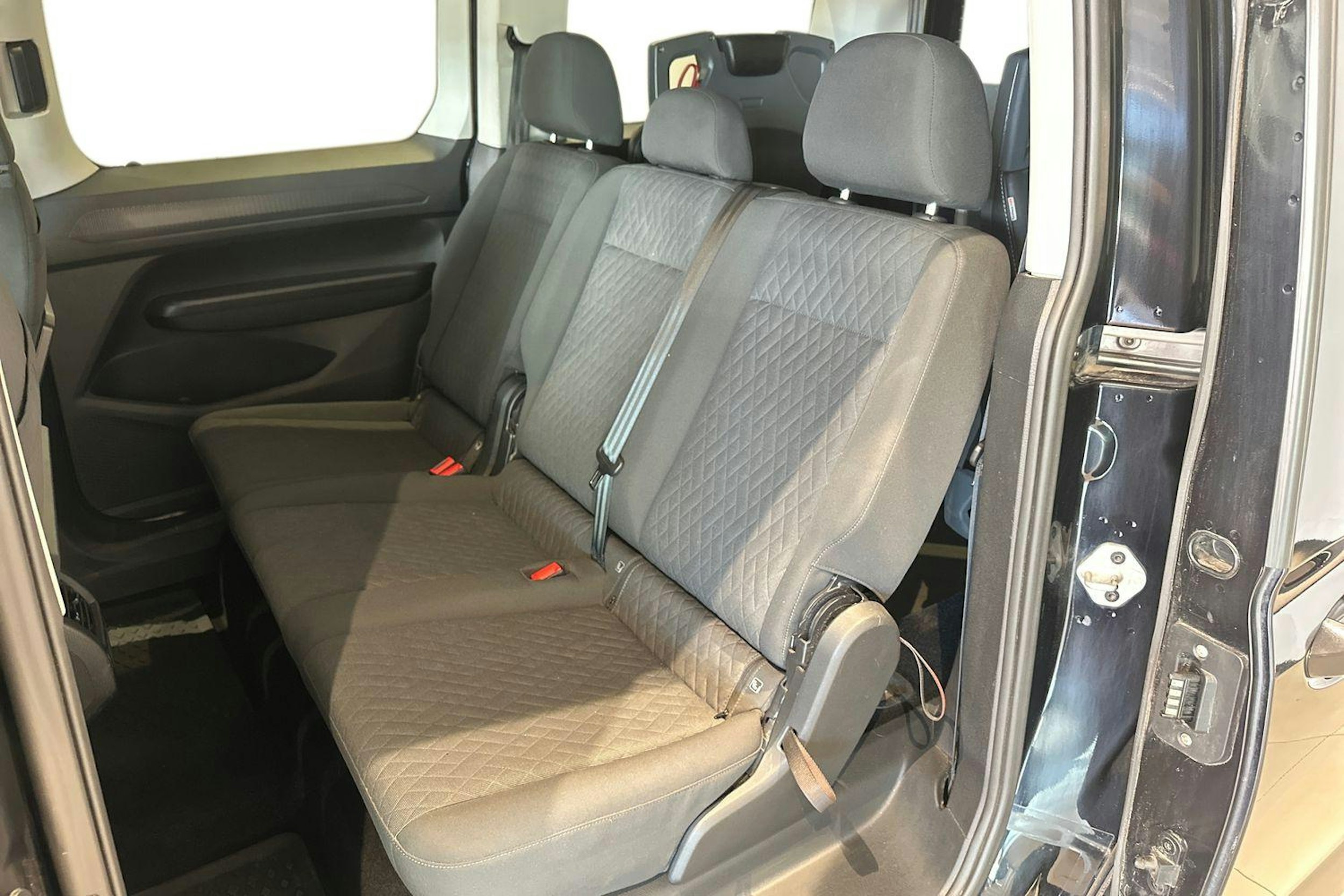 musta Volkswagen Caddy Maxi 2021 kuva 10.